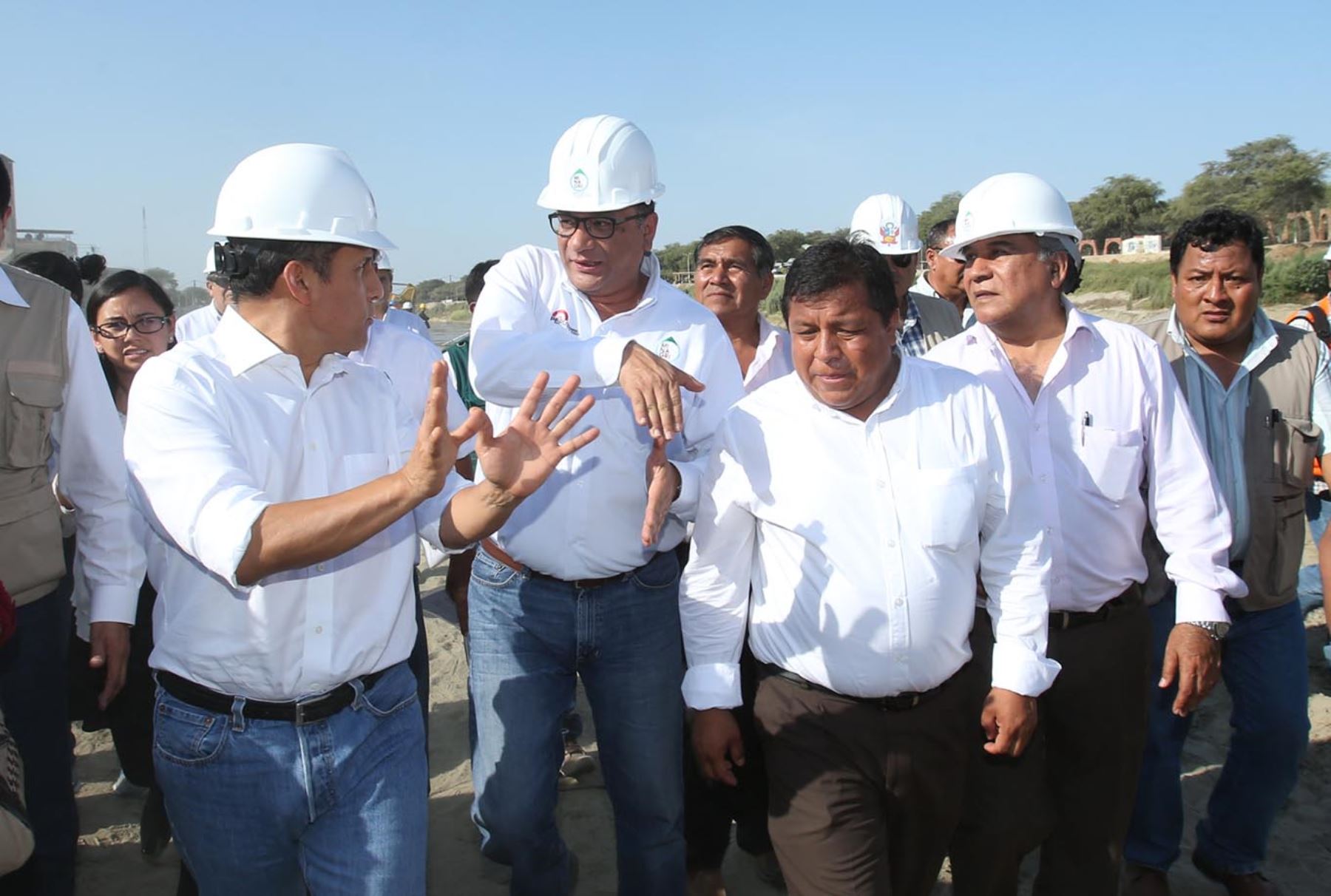PIURA, PERÚ, OCTUBRE 27. Presidente Ollanta Humala, acompañado del Ministro de Agricultura, Juan Manuel Benites inspeccionan las obras de limpieza y descolamatacion del río Piura. Foto: ANDINA/Melina Mejía