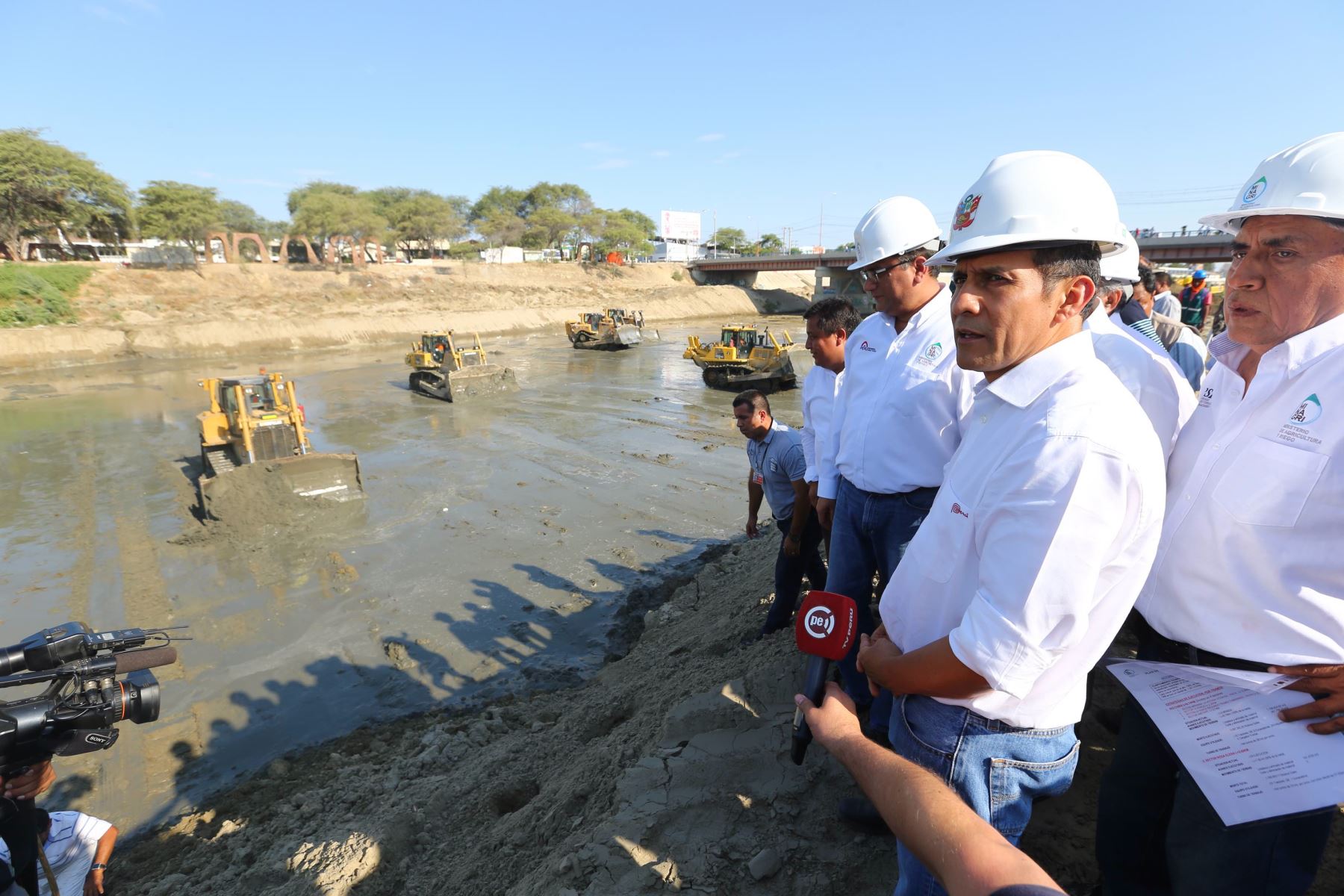 Inspección a las obras de descolmatación que se ejecutan en el río Piura para enfrentar el Fenómeno del Niño y sobrevuelo de la región realizó el presidente Ollanta Humala.Foto: ANDINA/Prensa Presidencia