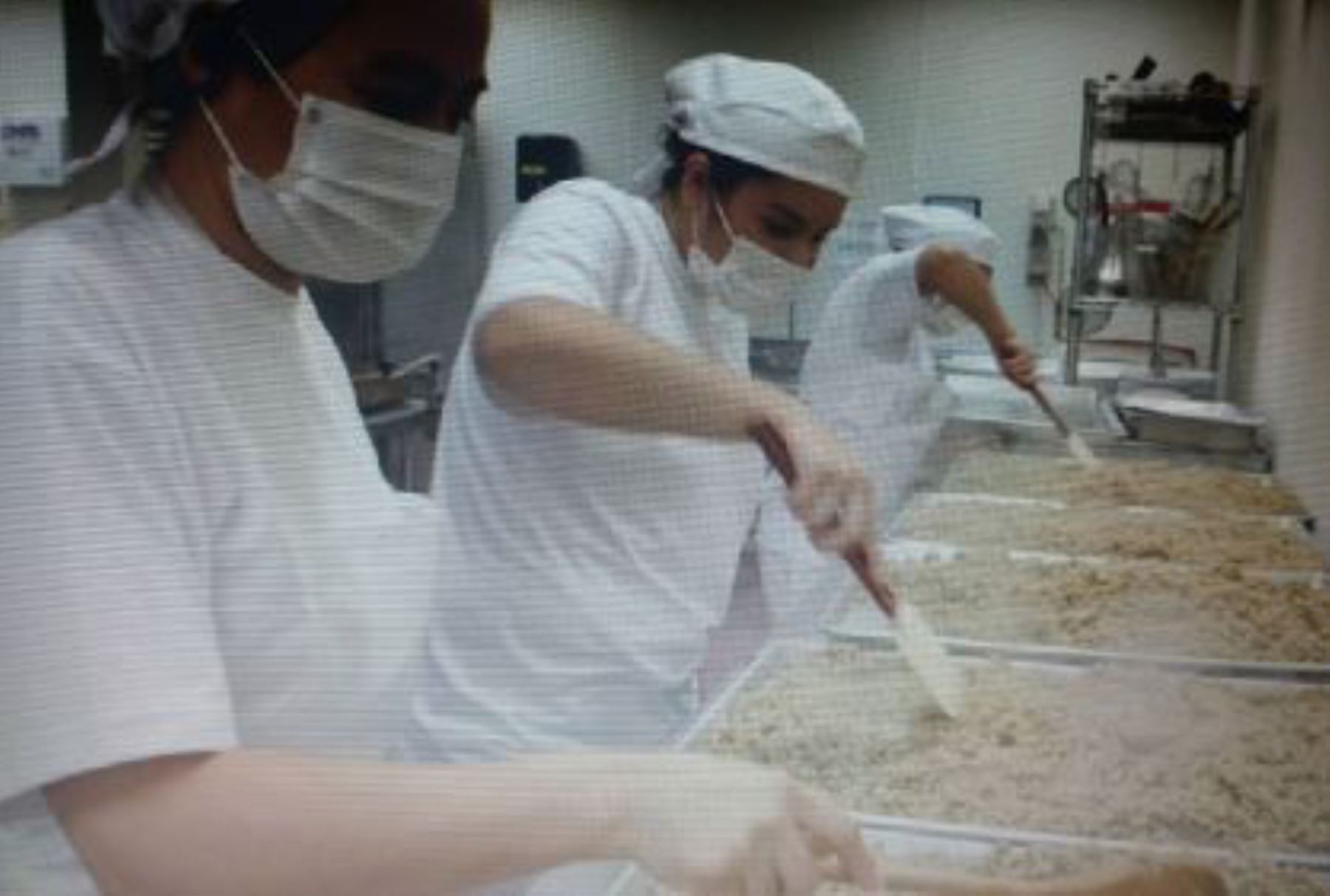 Estudiantes peruanos se amanecen preparando la ensalada de quinua más grande del mundo.