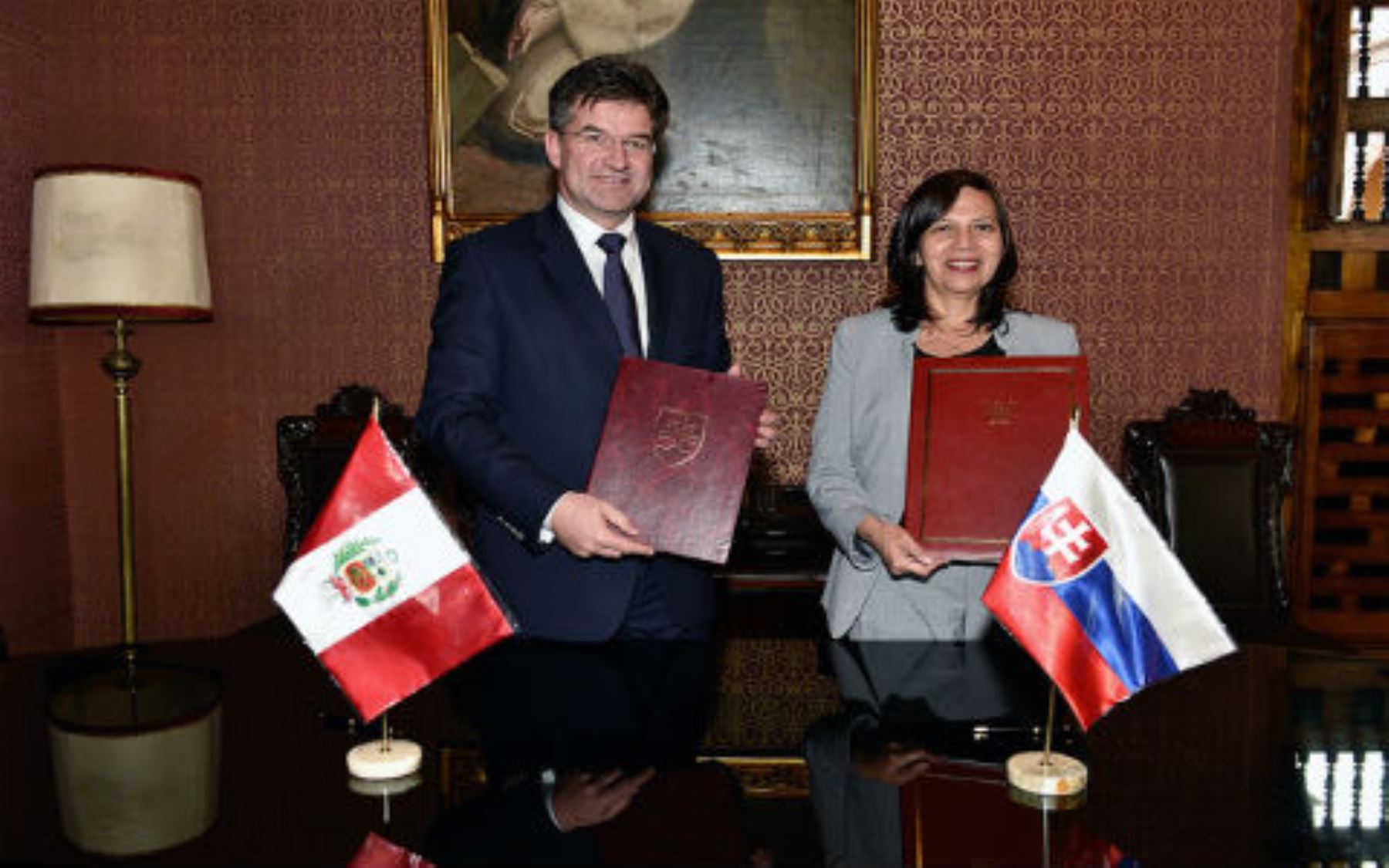 Cancilleres de Perú, Ana María Sánchez; y de Eslovenia, Miroslav Lajčák, firmaron una declaración conjunta en la sede del Ministerio de Relaciones Exteriores.