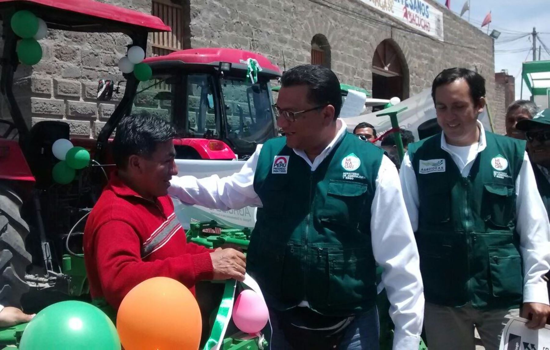 Titular del Minagri entregó 6 tractores agrícolas a productores de Ayacucho.