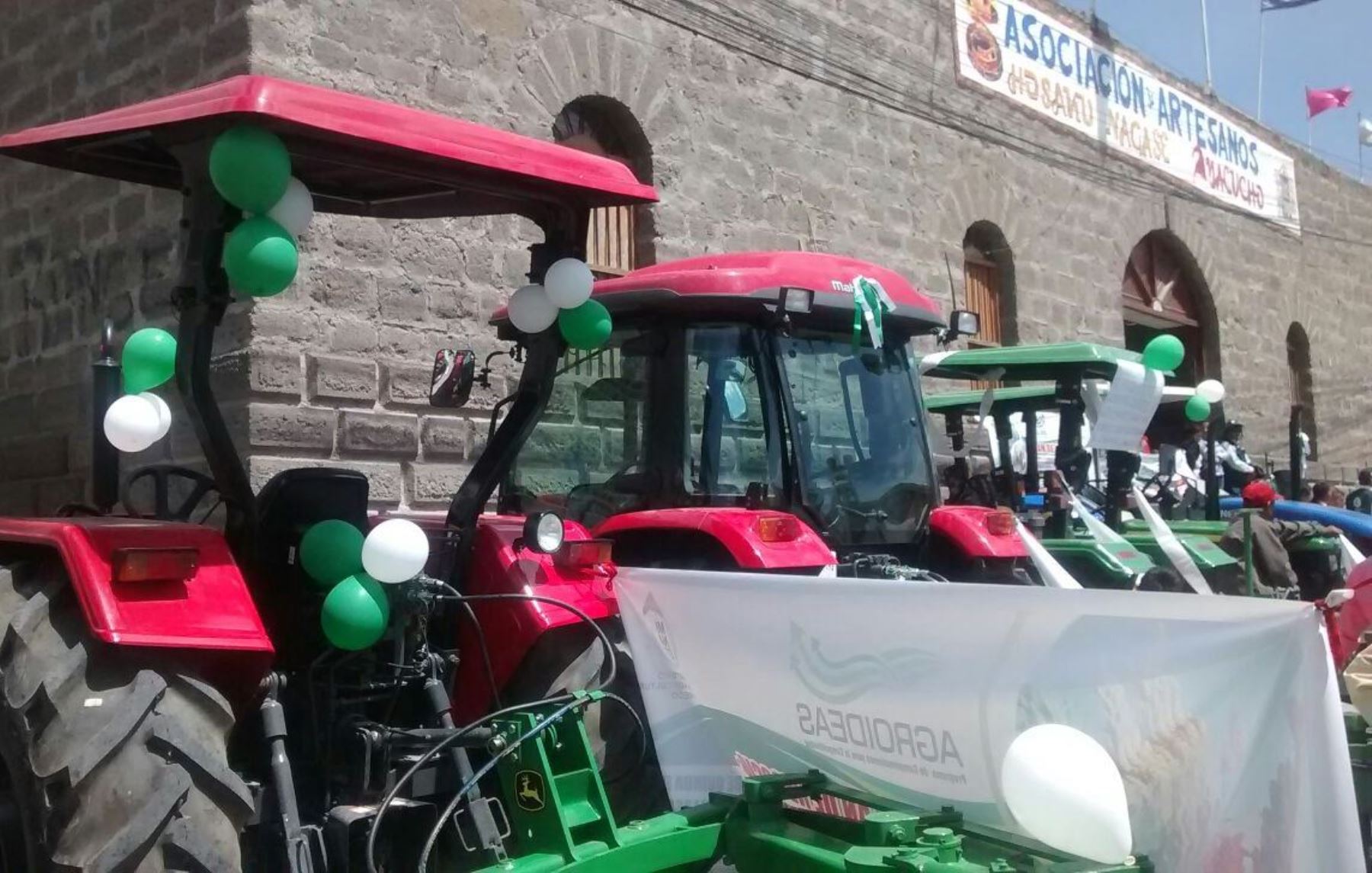 Titular del Minagri entregó 6 tractores agrícolas a productores de Ayacucho.