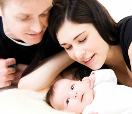 Vínculo entre padres e hijos fortalece identidad. Foto: Difusión.