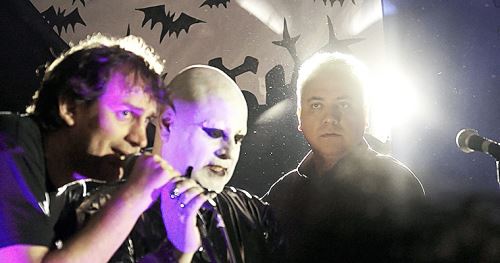 Alex Carbajal dirigiendo una escena con el grupo Lima 13.