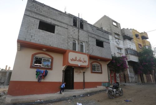 Hoy este padre de familia puede esperar el invierno con tranquilidad frente a su casa recién pintada, una vivienda de 160 metros cuadrados en medio de las ruinas de decenas de otras casas en el este de la ciudad de Gaza. Foto: AFP