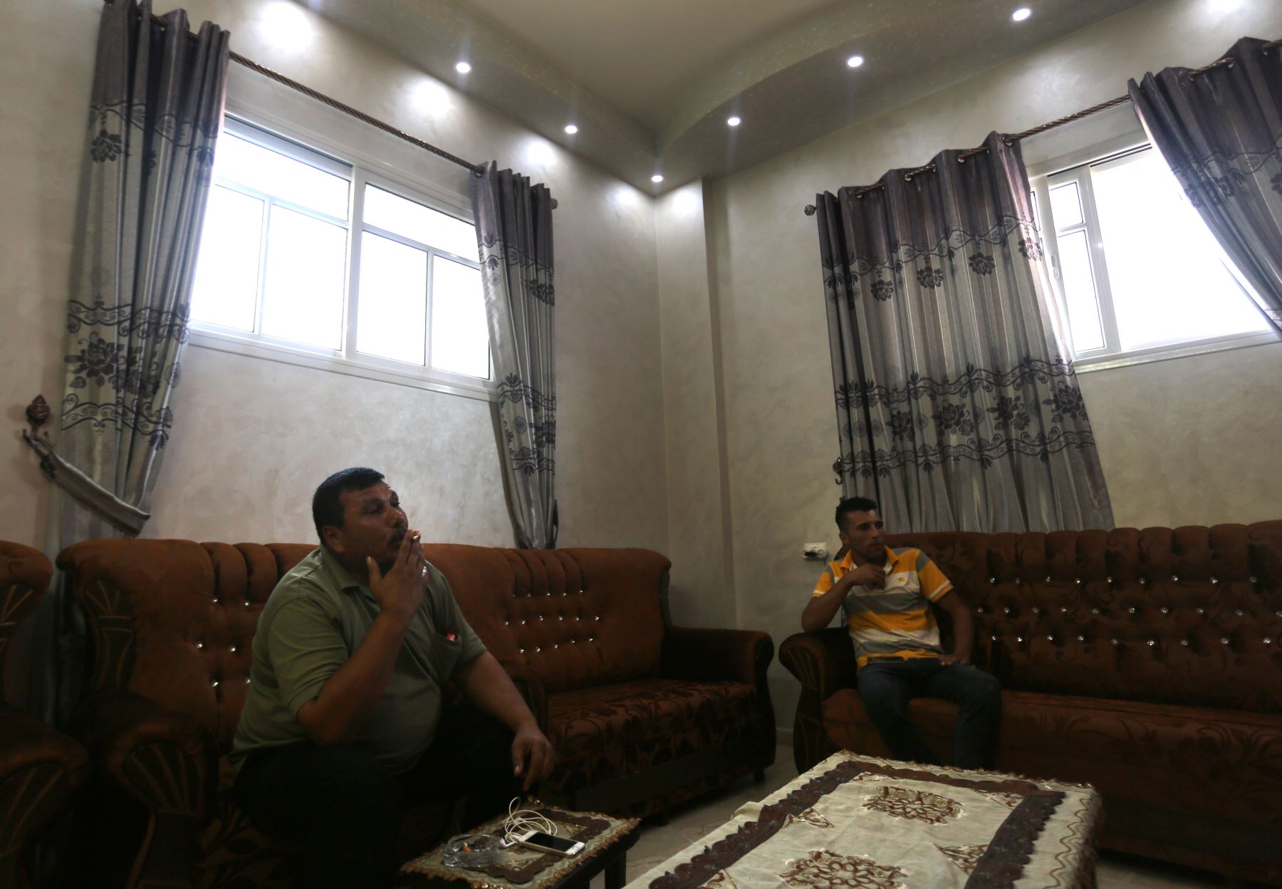 Hoy este padre de familia puede esperar el invierno con tranquilidad frente a su casa recién pintada, una vivienda de 160 metros cuadrados en medio de las ruinas de decenas de otras casas en el este de la ciudad de Gaza. Foto: AFP