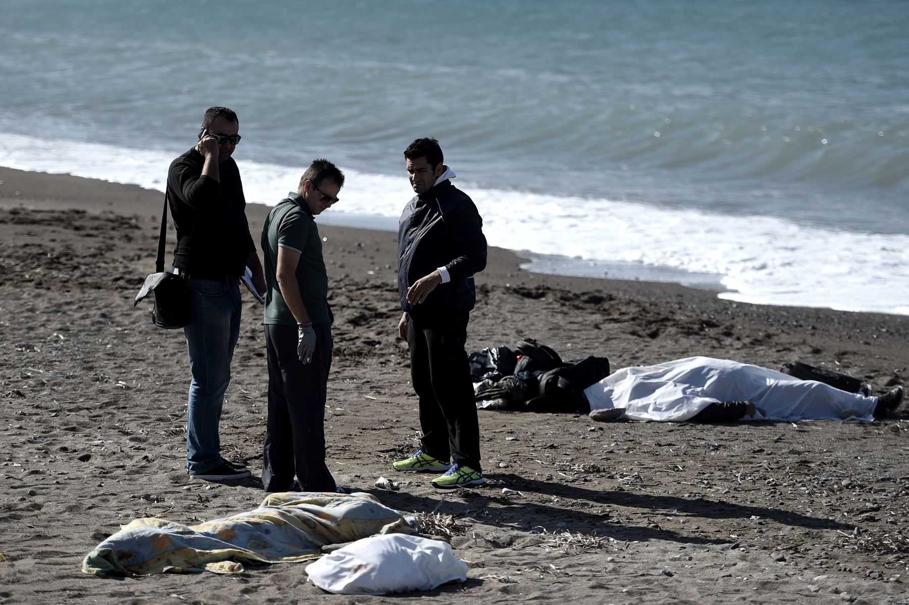 En la madrugada del jueves se ahogaron dos niños migrantes cuando el bote en el que viajaban con sus familias desde Turquía se hundió cerca de Kos. Foto: AFP