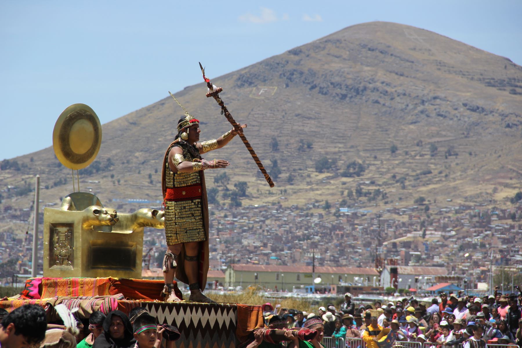 Escenifican mito de Manco Cápac y Mama Ocllo en Puno.