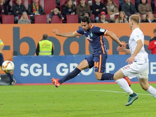 Pizarro cruzando el balón.