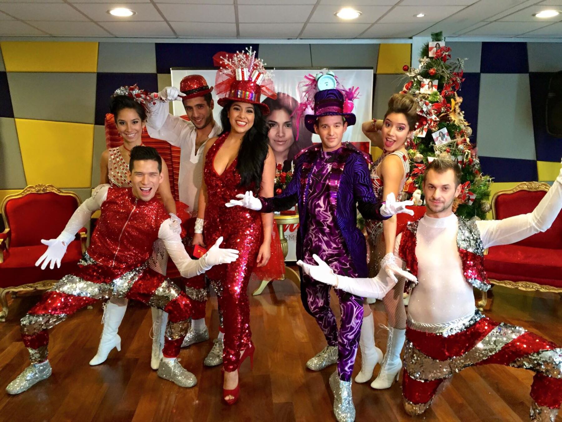 Junto a sus bailarines en el show que ha preparado para Navidad.