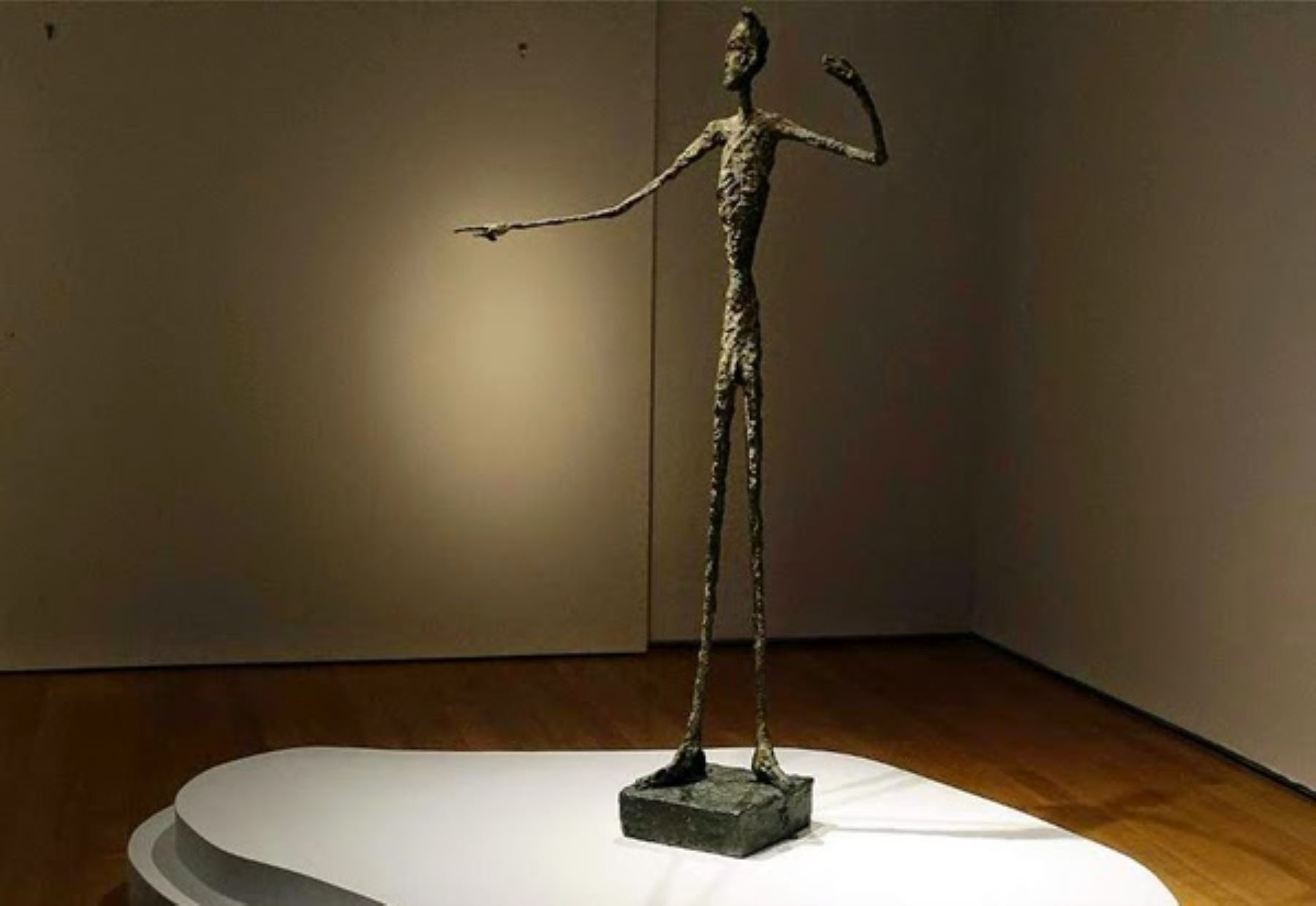 4- Alberto Giacometti, "El hombre que apunta", escultura vendida por 141,28 millones de dólares el 11 de mayo de 2015 en Christie