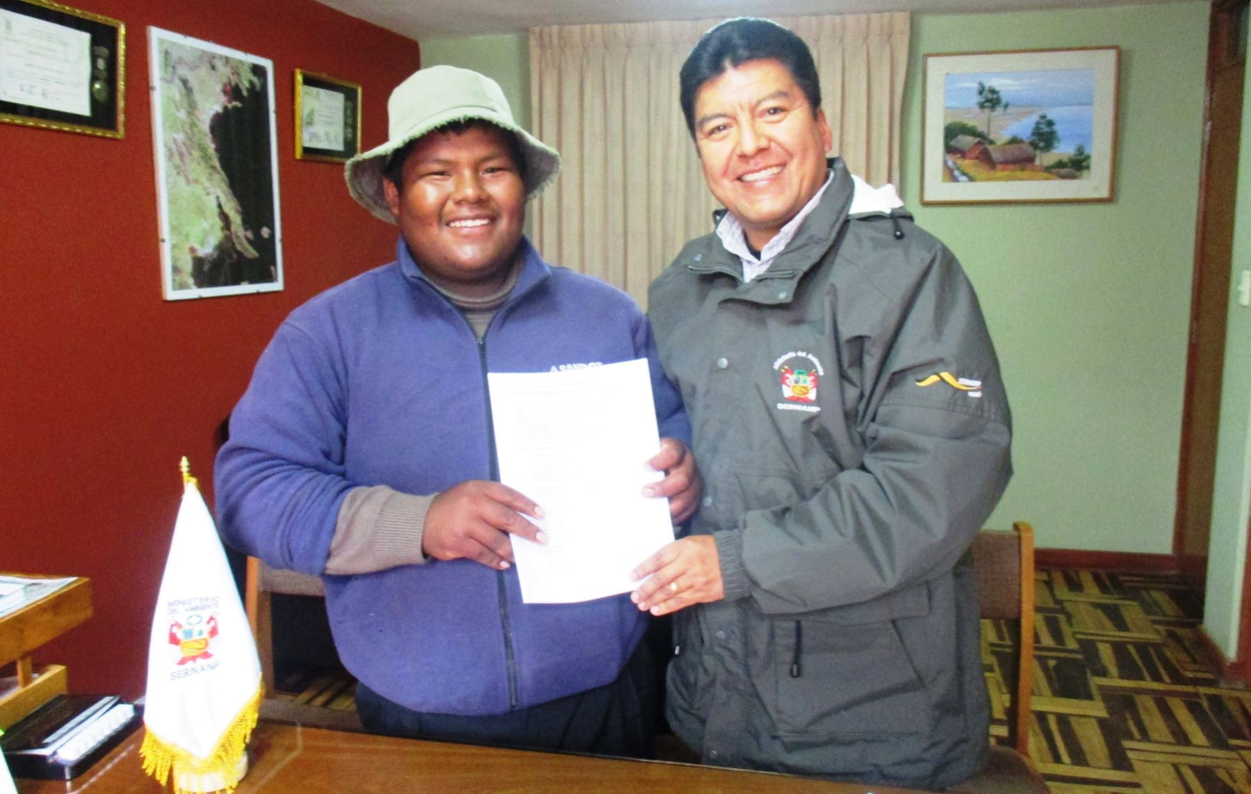 Representantes de Sernanp y de centro poblado en Puno firman convenio para aprovechamiento de la totora del Titicaca.