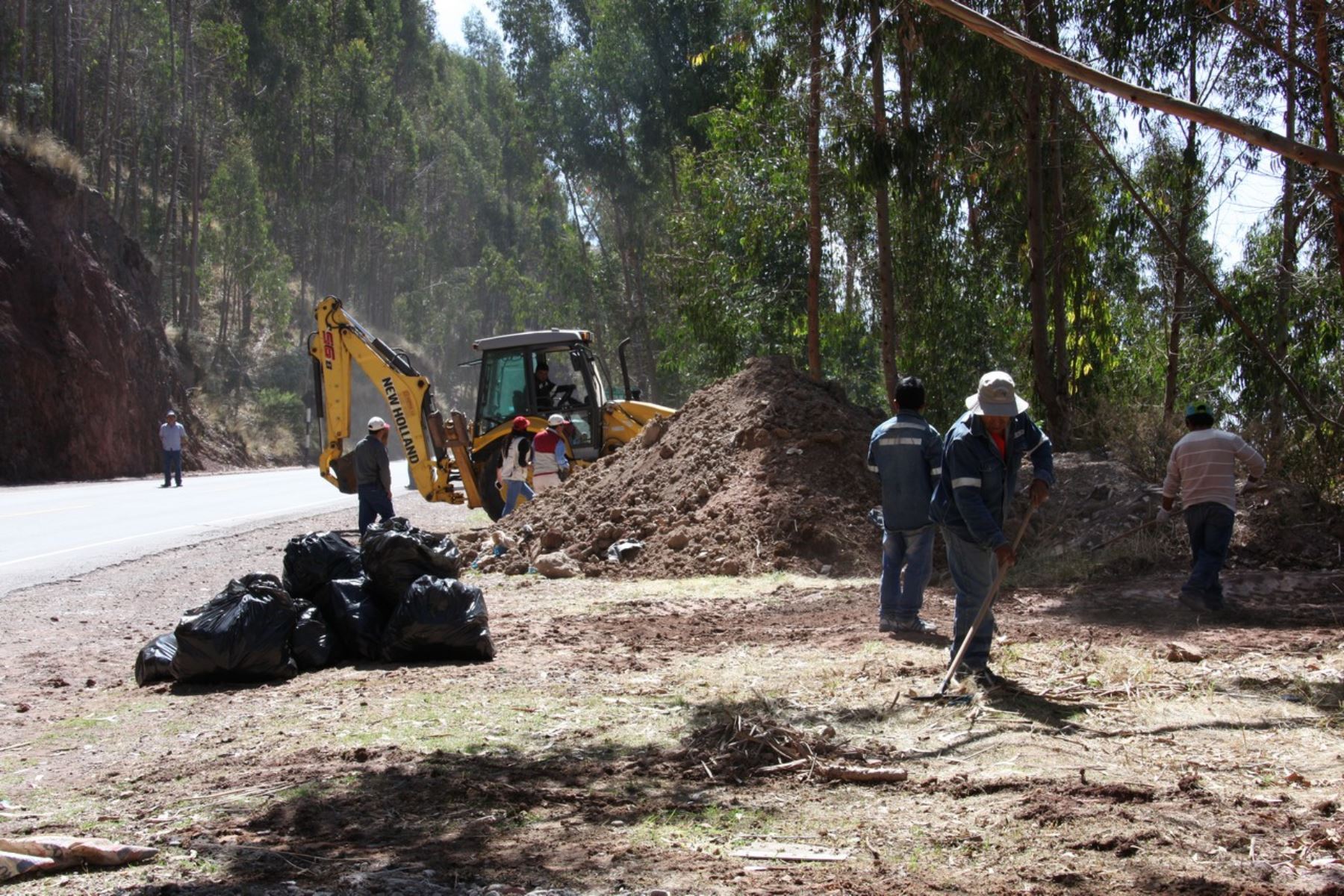 Más de 60 trabajadores participaron en limpieza de carretera que atraviesa Fortaleza Sacsayhuamán en Cusco. ANDINA/Percy Hurtado