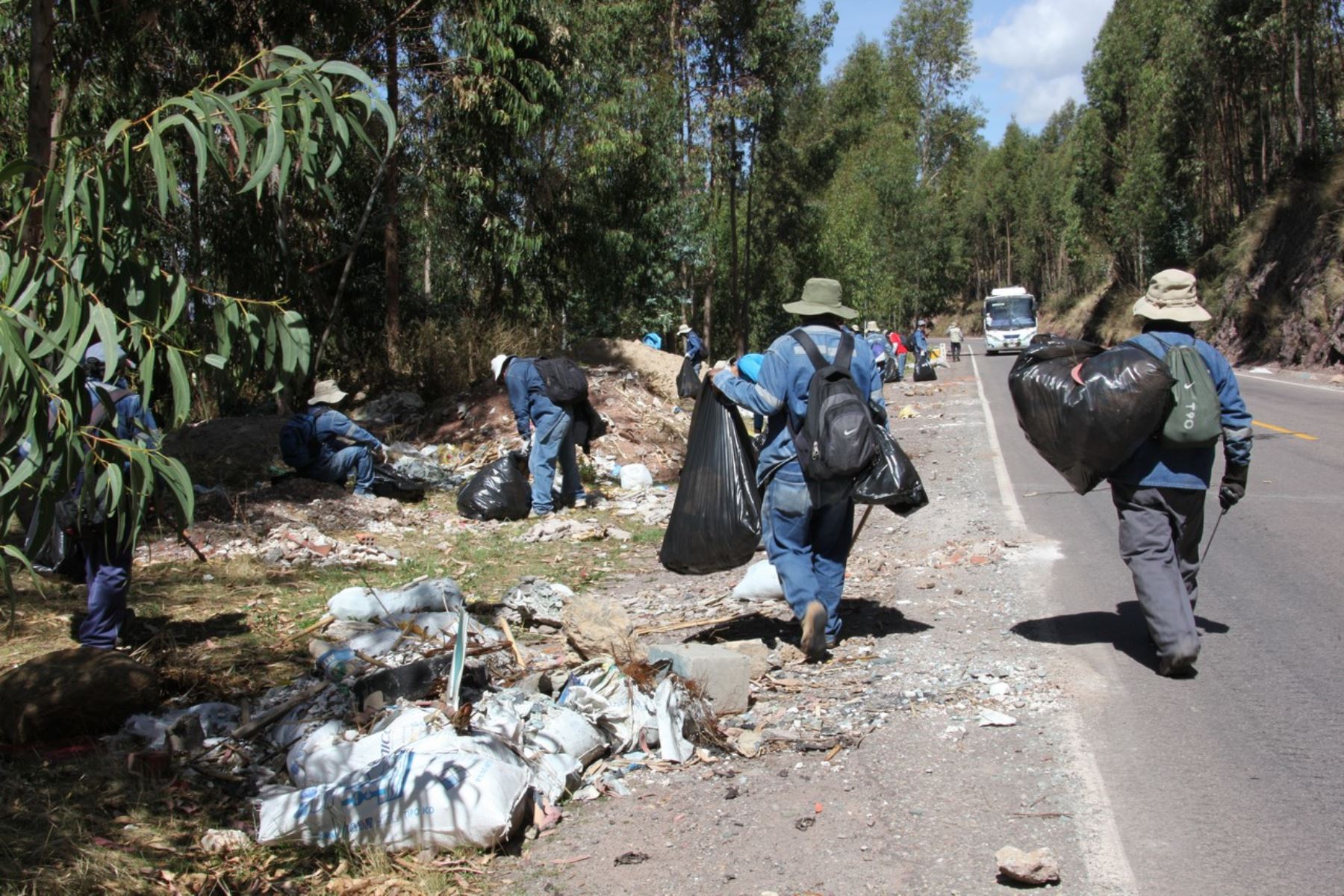 Más de 60 trabajadores participaron en limpieza de carretera que atraviesa Fortaleza Sacsayhuamán en Cusco. ANDINA/Percy Hurtado