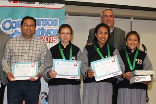 Alumnas ganaron primer lugar y recibieron el diploma de reconocimiento. Foto: Difusión