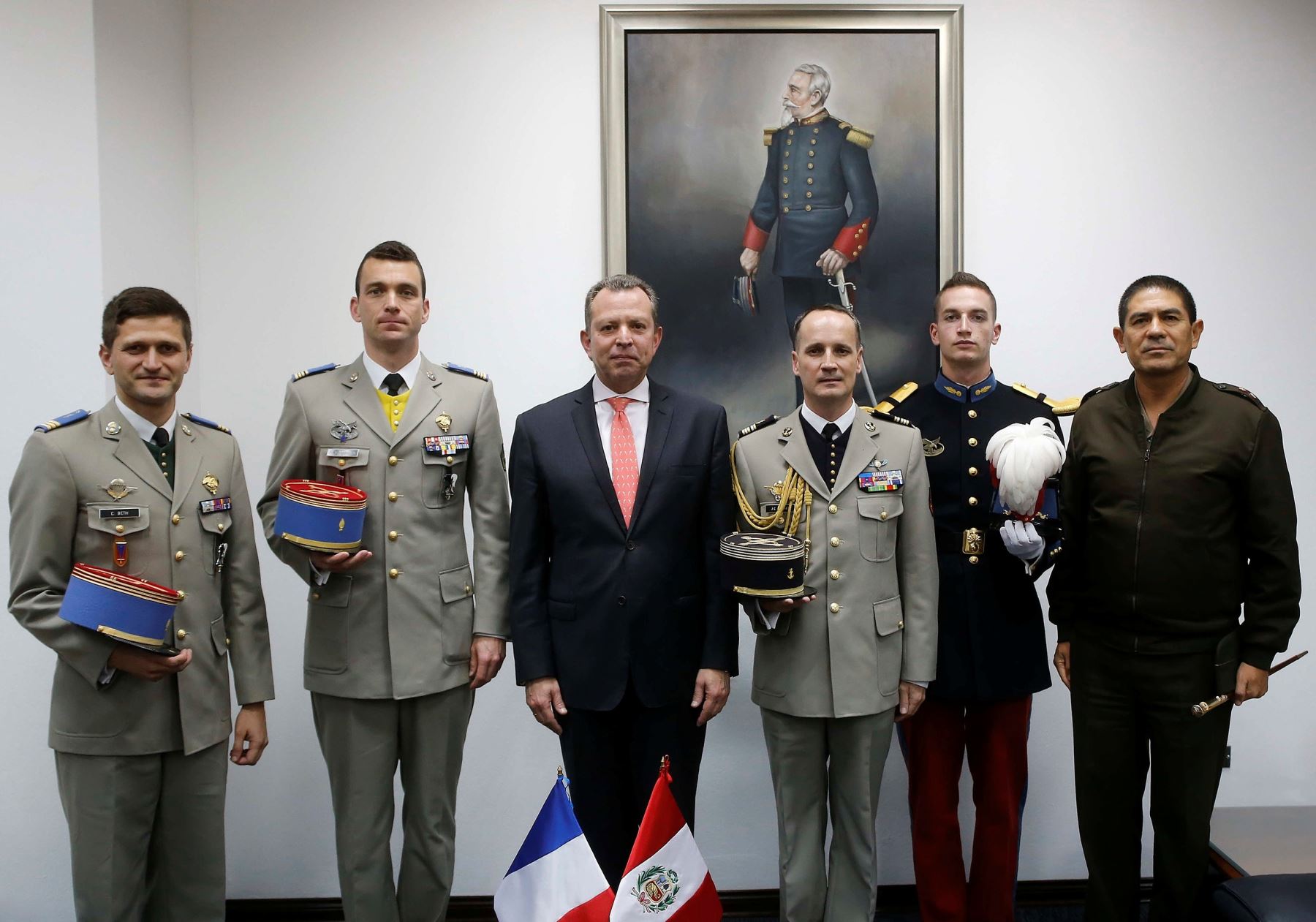 Ministro de Defensa recibe a oficiales de Francia que evalúan Escuela Militar de Chorrillo