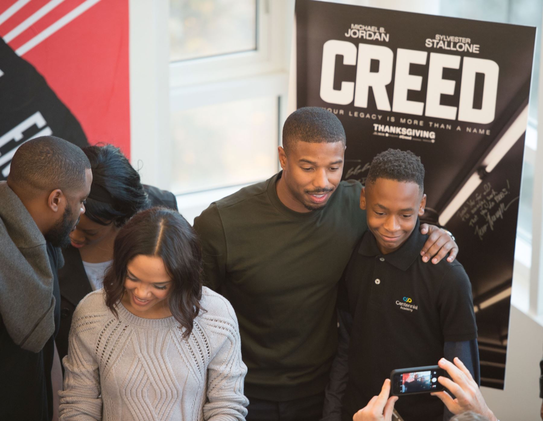 "Creed" no es "Rocky". Es un "spinoff", es decir una derivación de la trama original. Y, por primera vez, el boxeador más famoso del cine no es el personaje central de la historia. Foto: AFP.