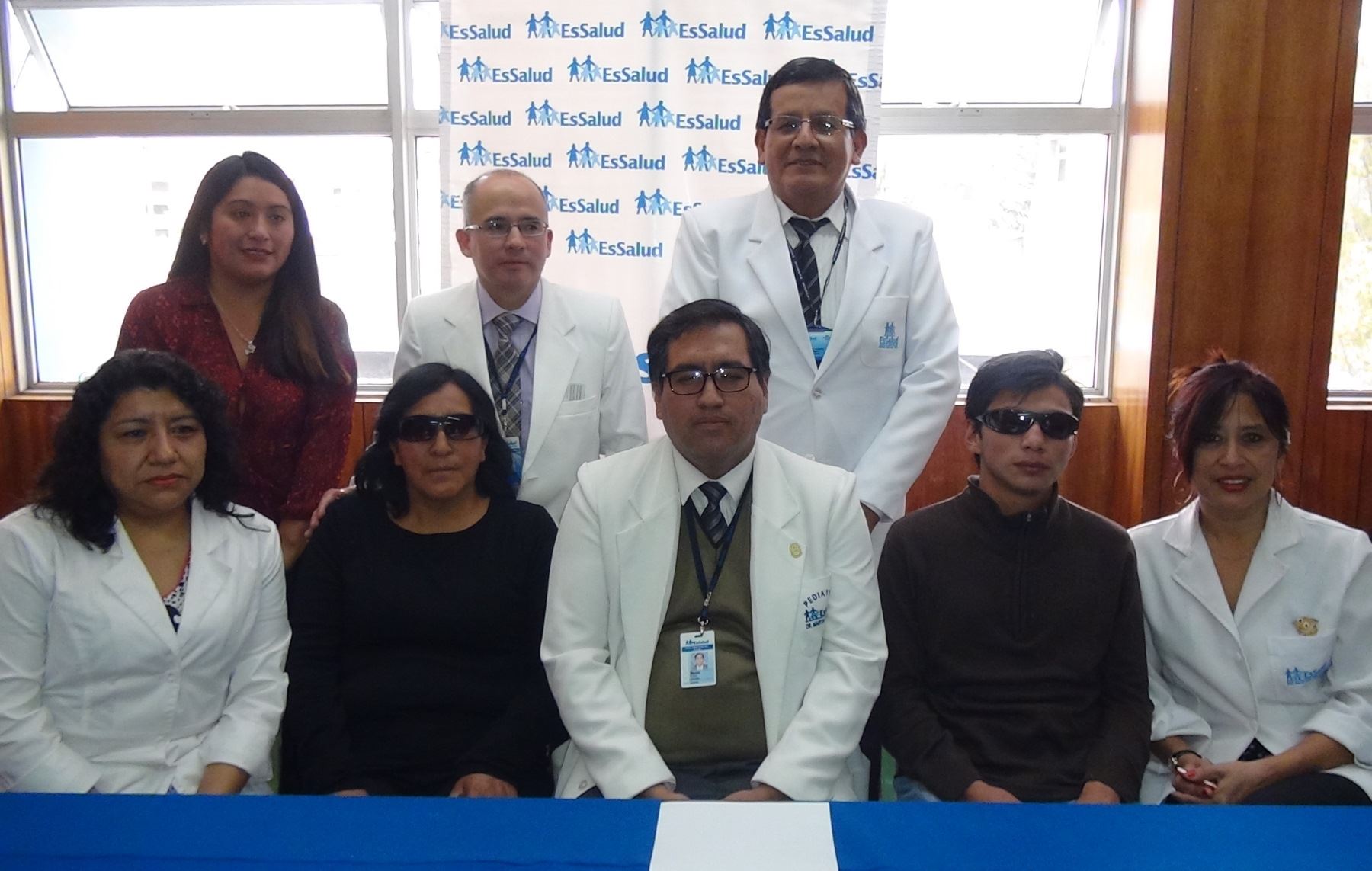 Equipo médico del Hospital Ramiro Prialé de EsSalud de Huancayo y los pacientes que recibieron el trasplante de córnea. ANDINA/Pedro Tinoco