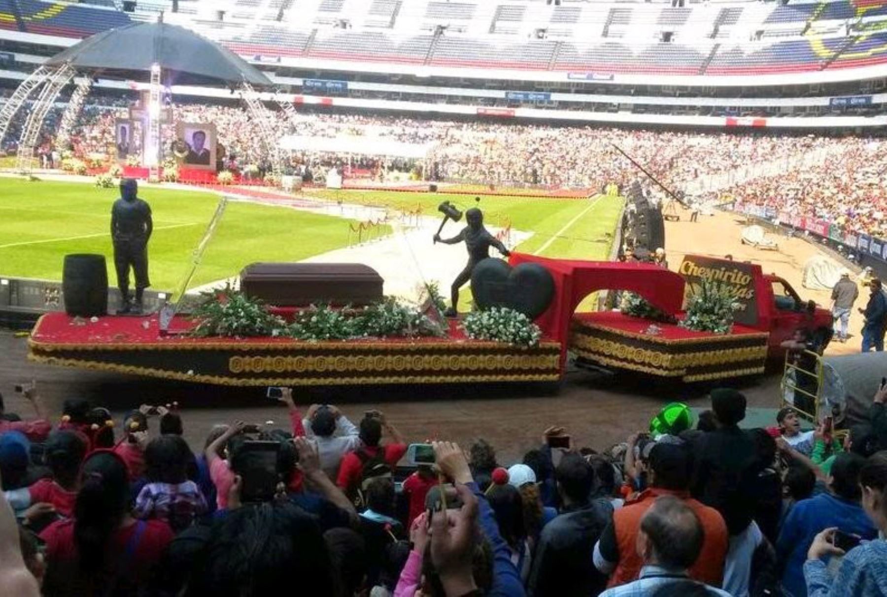 El ataúd del comediante mexicano Roberto Gómez Bolaños es seguido por niños disfrazados de sus personajes "El Chapulín Colorado" y "El Chavo del Ocho" durante un homenaje en el estadio Azteca, el 30 de noviembre de 2014, dos días después de su muerte. Foto: AFP