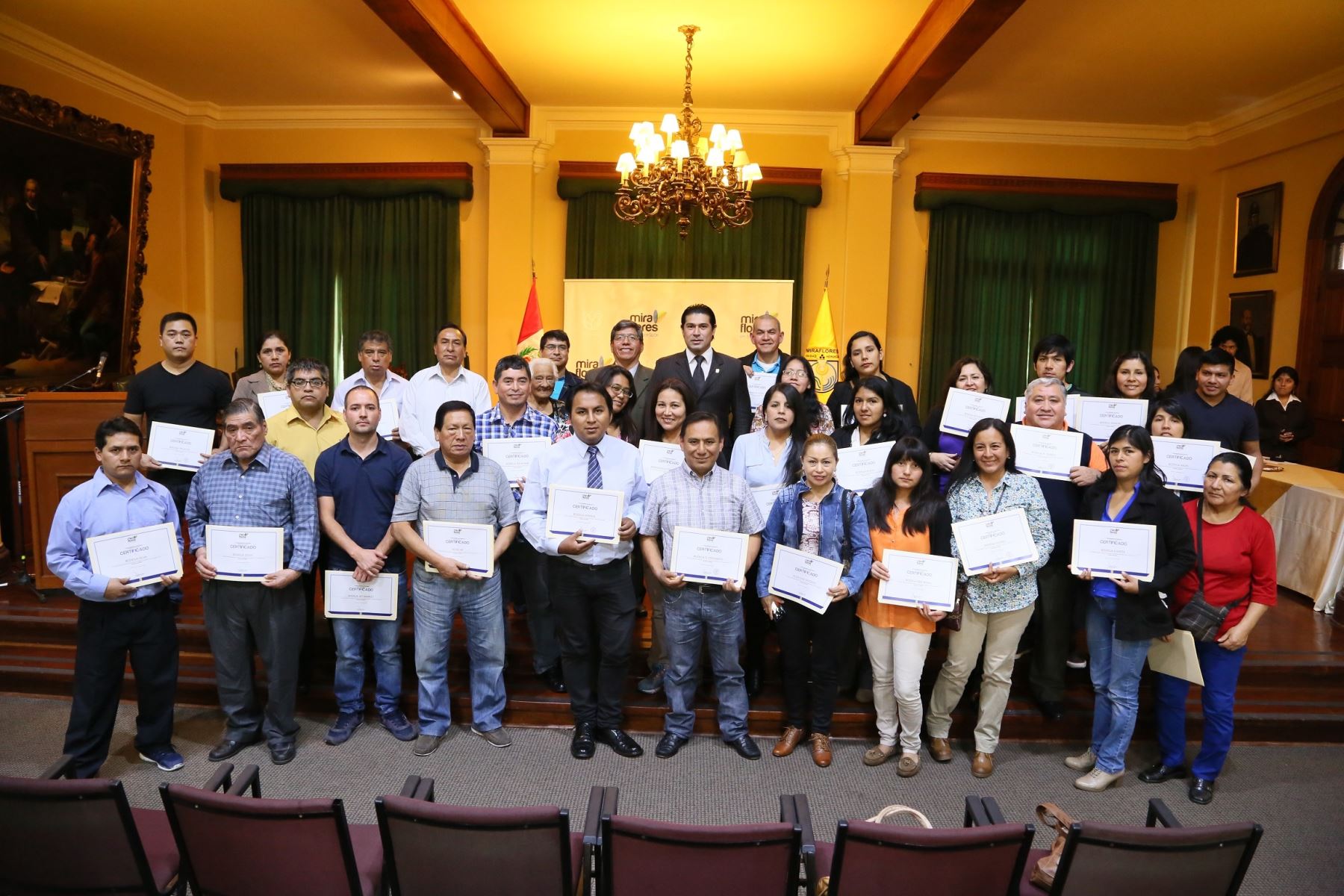 Administradores de bodegas saludables de Miraflores recibieron documentación que acredita su certificación. Foto: Andina/Difusión