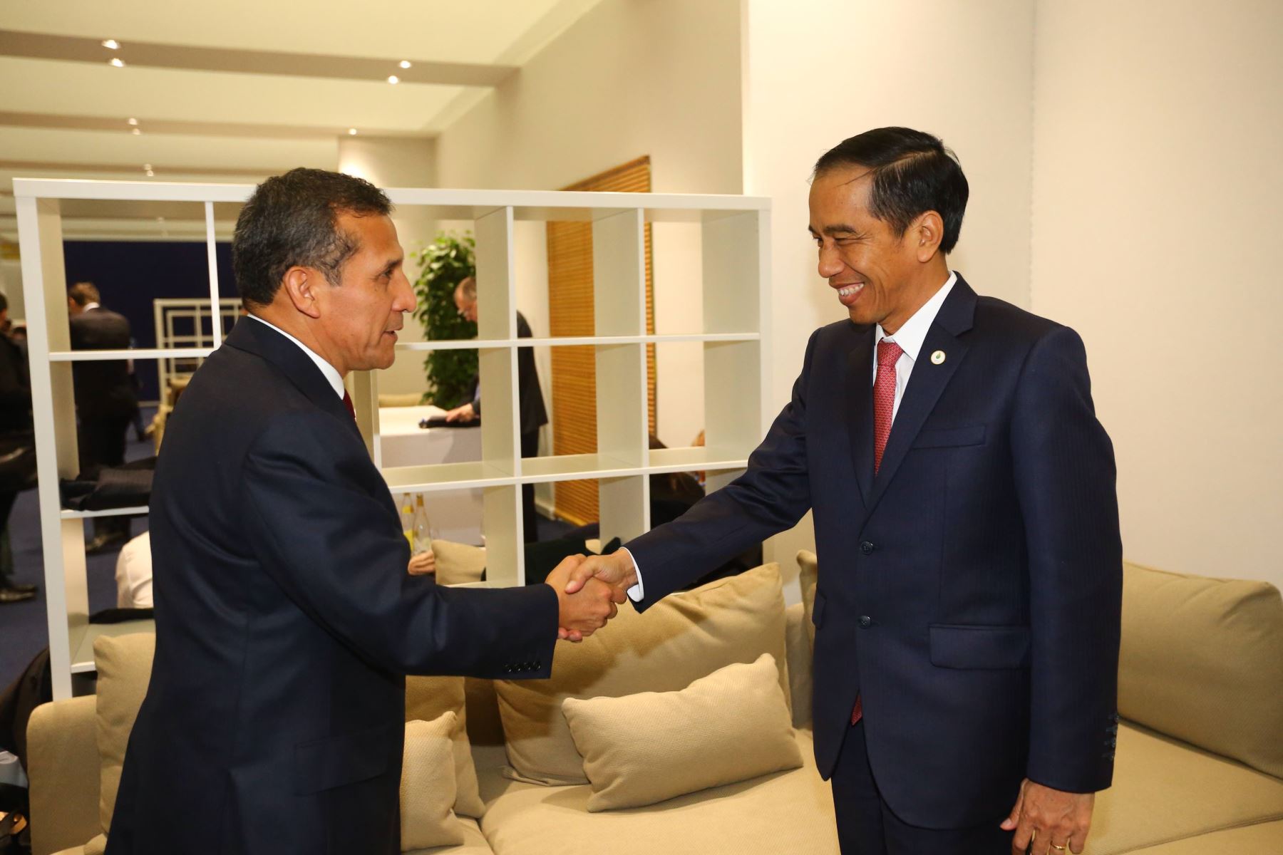 El presidente peruano Ollanta Humala se reunió hoy con su homólogo de Indonesia, Joko Widodo.en París. ANDINA/Presidencia
