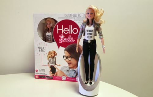 "Cuando se presiona el cinturón de Barbie, todo lo que dice su hijo es transmitido a servidores en la nube, donde el socio tecnológico de Mattel, ToyTalk, guarda y analiza todo". Foto: INTERNET7Medios