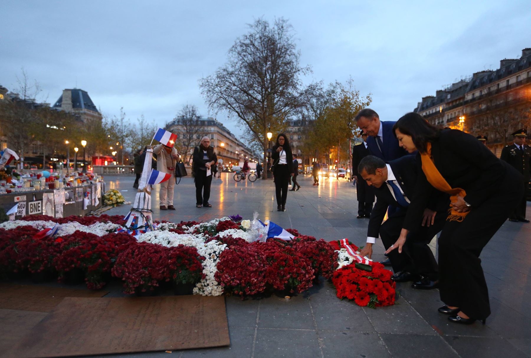 PARÍS, FRANCIA - DICIEMBRE 01. Homenaje en honor a víctimas de atentados terroristas perpetrados en París, rindió el presidente Ollanta Humala en la Plaza de la República de la capital francesaFoto: PRESIDENCIA.