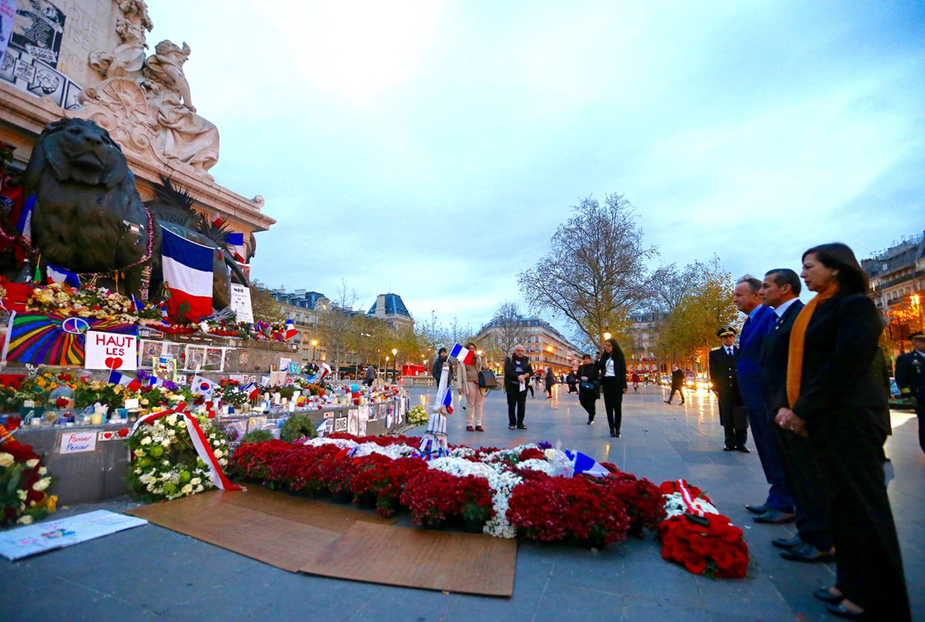 PARÍS, FRANCIA - DICIEMBRE 01. Homenaje en honor a víctimas de atentados terroristas perpetrados en París, rindió el presidente Ollanta Humala en la Plaza de la República de la capital francesa

Foto: PRESIDENCIA.