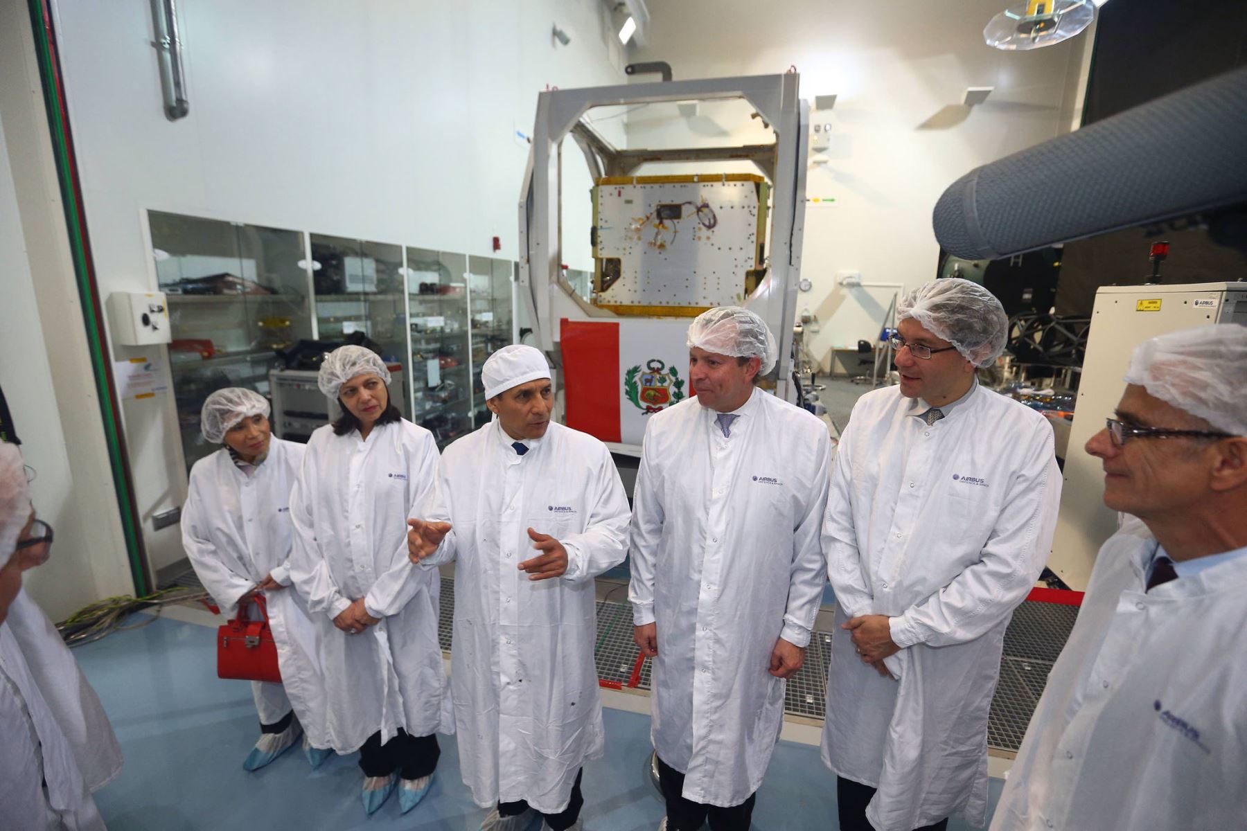 Presidente Ollanta Humala inspecciona avances en la construcción de satélite peruano.
