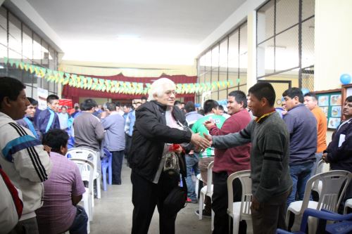 Oswaldo Reynoso repartiendo sus libros en el penal de Lurigancho