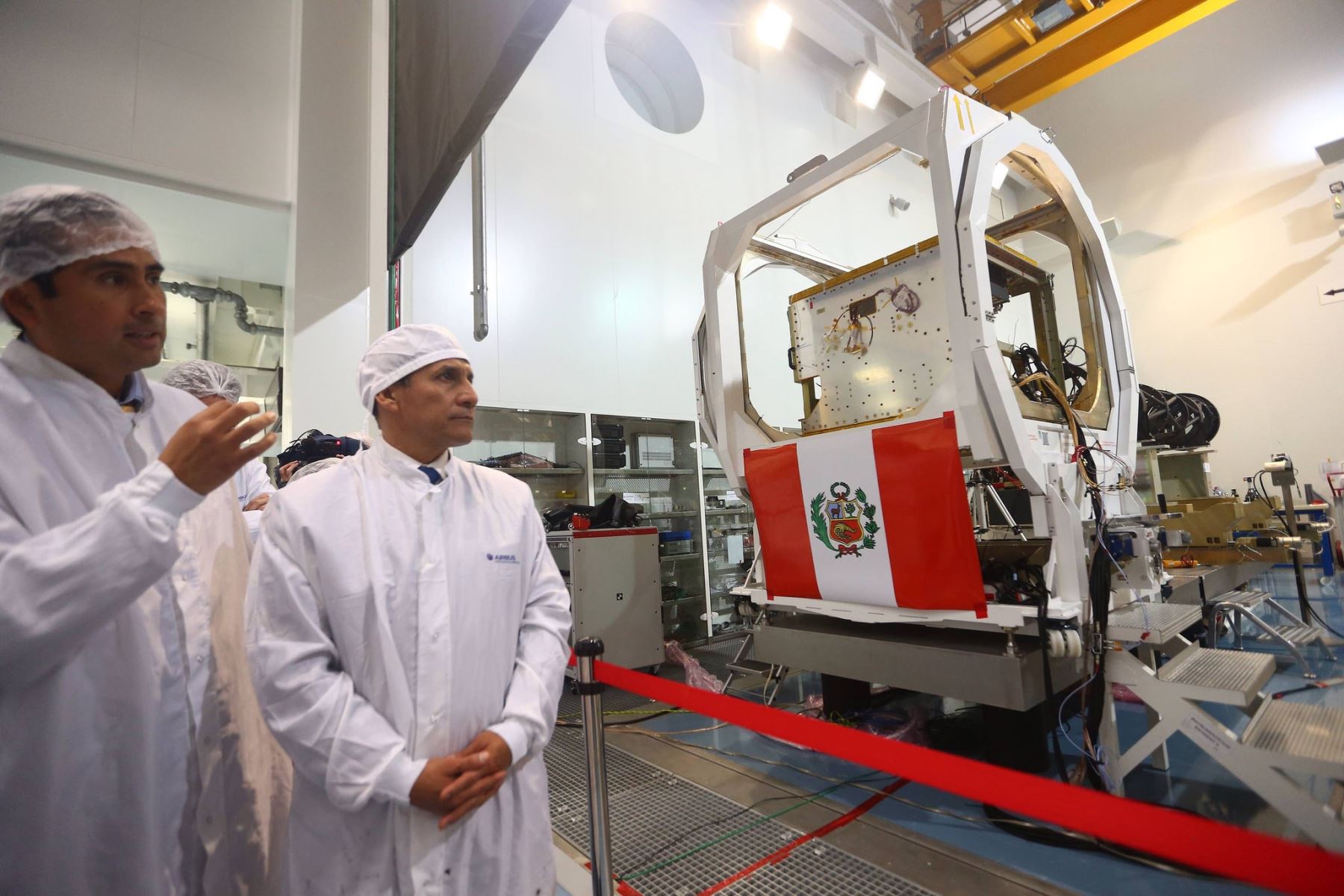 Visita de inspección a la construcción del primer satélite peruano realizó el presidente Ollanta Humala en las instalaciones de la empresa AirBus en la ciudad de Toulouse