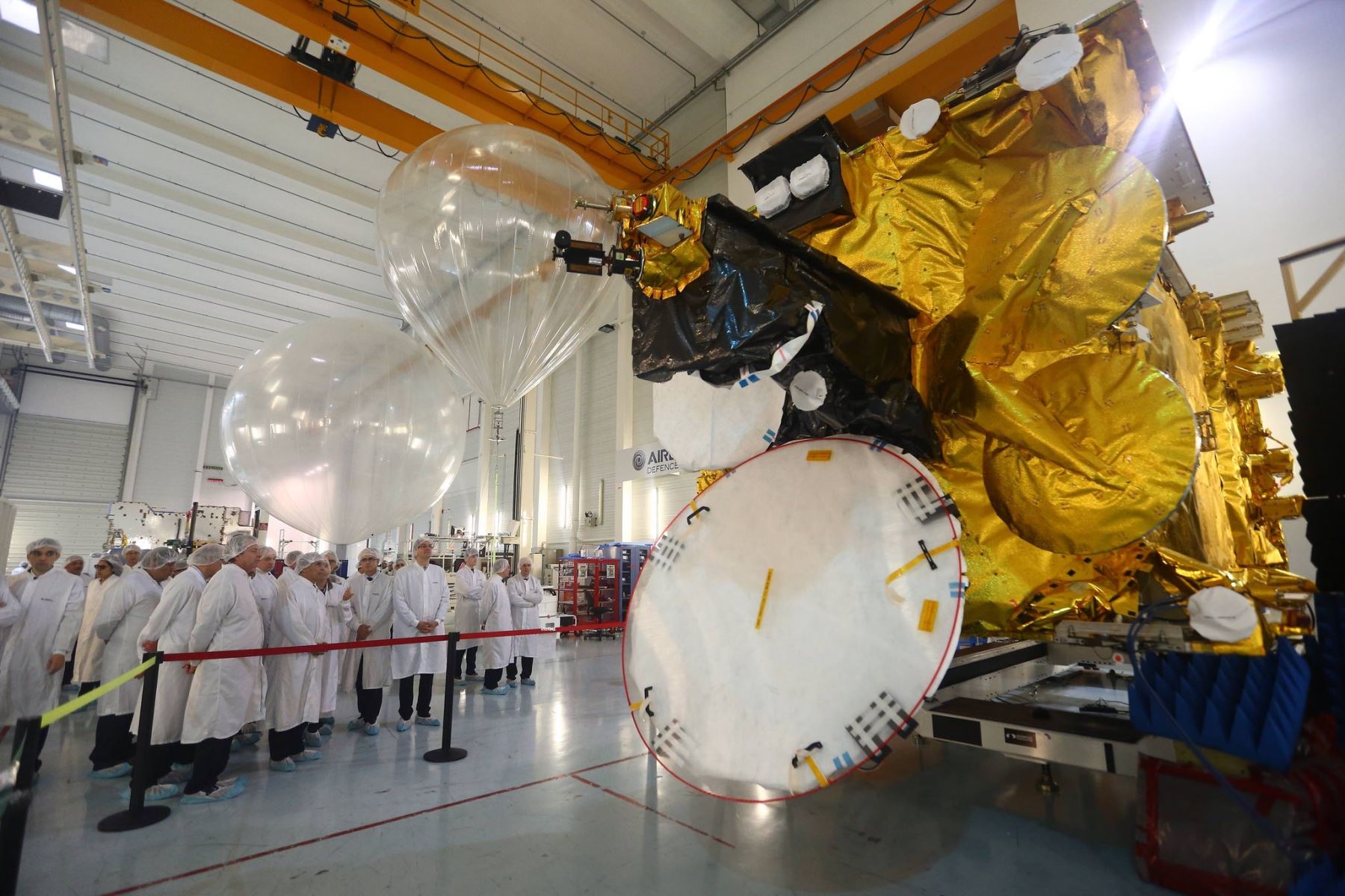 Visita de inspección a la construcción del primer satélite peruano realizó el presidente Ollanta Humala en las instalaciones de la empresa AirBus en la ciudad de Toulouse