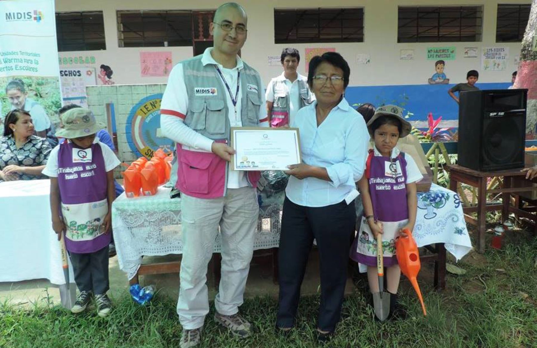 Premian a escolares de Satipo que demostraron bondades de huerto escolar. ANDINA/Pedro Tinoco