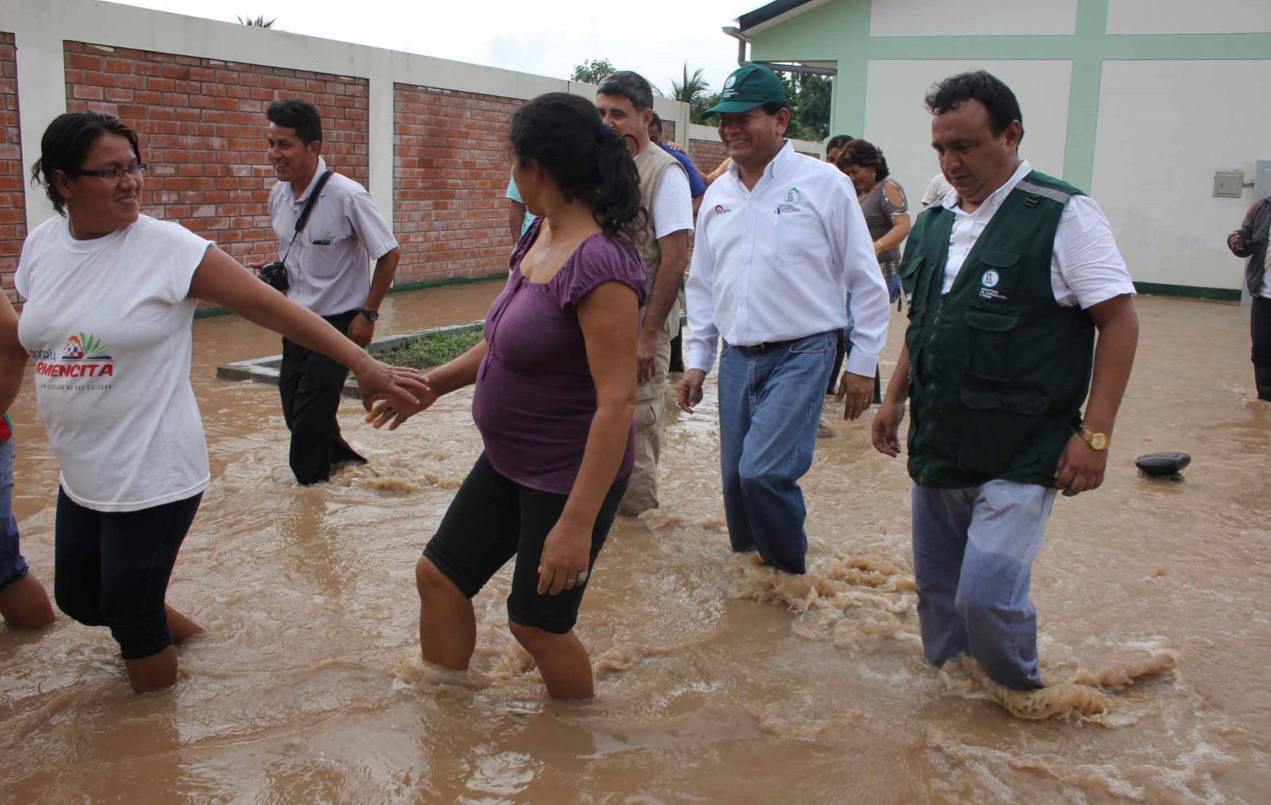 Viceministro del Minagri, Jorge Montenegro, coordinó ayuda para los afectados por el desborde del río Saposoa, en San Martín.