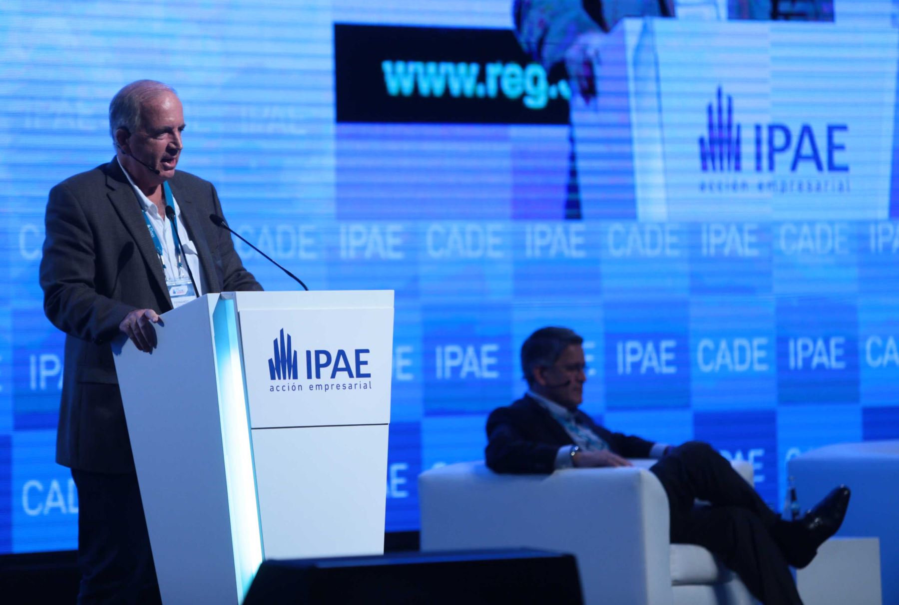 PARACAS-PERÚ, DICIEMBRE 02. Fernando Cilloniz, presidente regional de Ica, expone en la reunión de ejecutivos CADE 2015 en Paracas. Foto: ANDINA/ Carlos Lezama