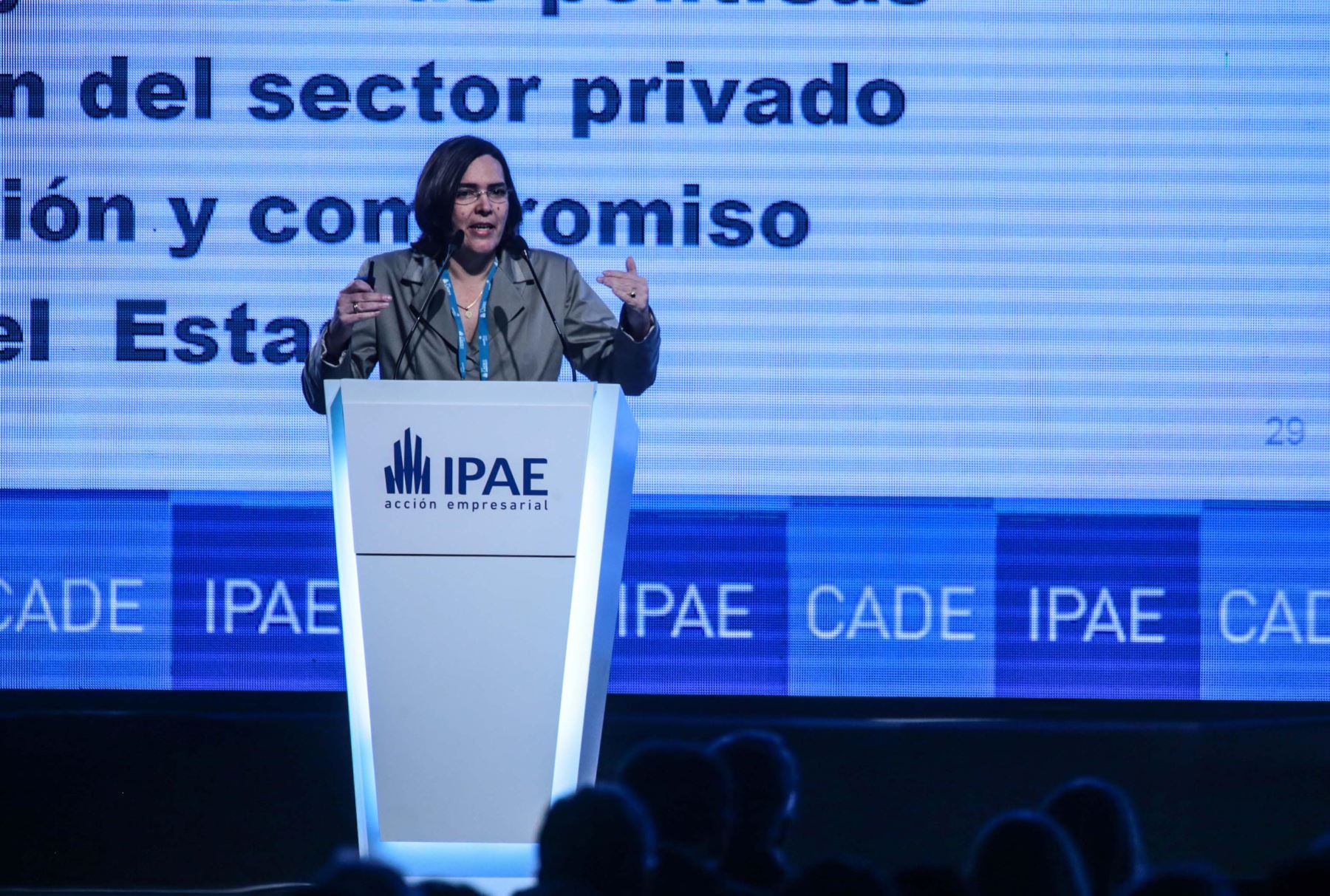 PARACAS-PERÚ, DICIEMBRE 03. Veronica Zavala del BID, expone en la reunión de ejecutivos CADE 2015 en Paracas. Foto: ANDINA/ Carlos Lezama