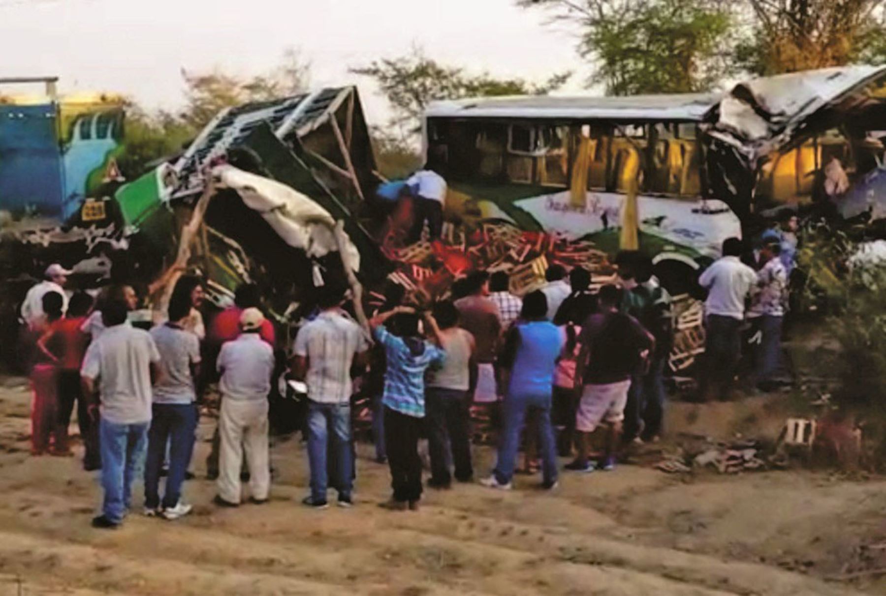 Choque entre ómnibus y camión deja un muerto y 18 heridos en Sullana