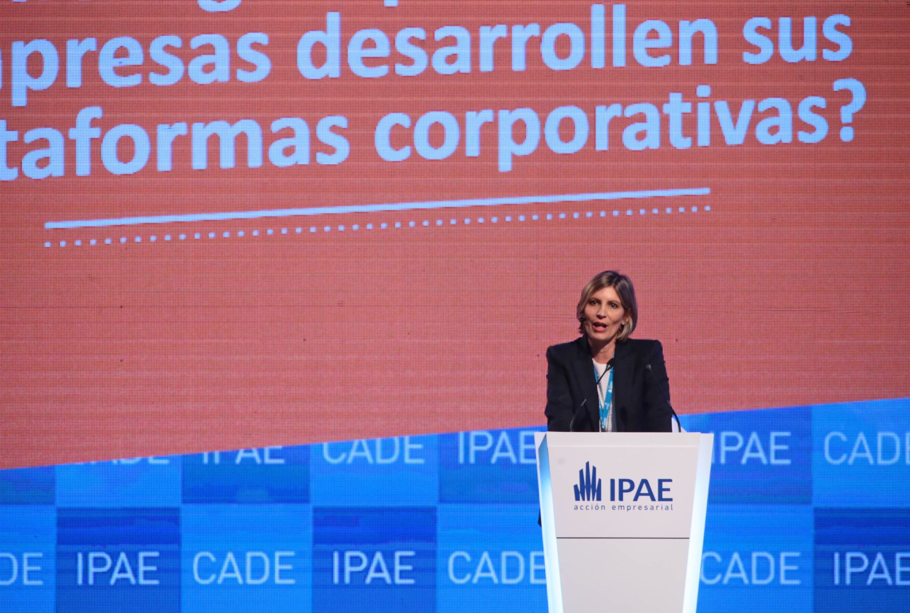 PARACAS-PERÚ, DICIEMBRE 03. Janine Belmont de Yanbal, expone en la reunión de ejecutivos CADE 2015 en Paracas. Foto: ANDINA/ Carlos Lezama