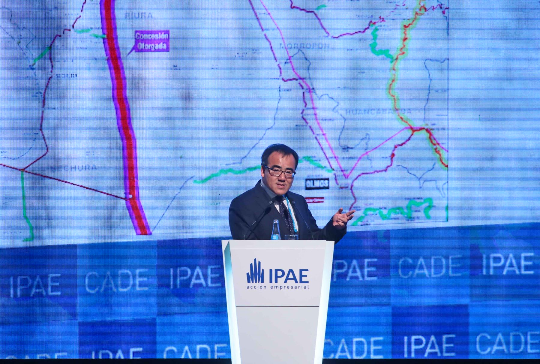 PARACAS-PERÚ, DICIEMBRE 03. El ministro de Transportes y Comunicaciones, José Gallardo, expone en la reunión de ejecutivos CADE 2015 en Paracas. Foto: ANDINA/ Carlos Lezama