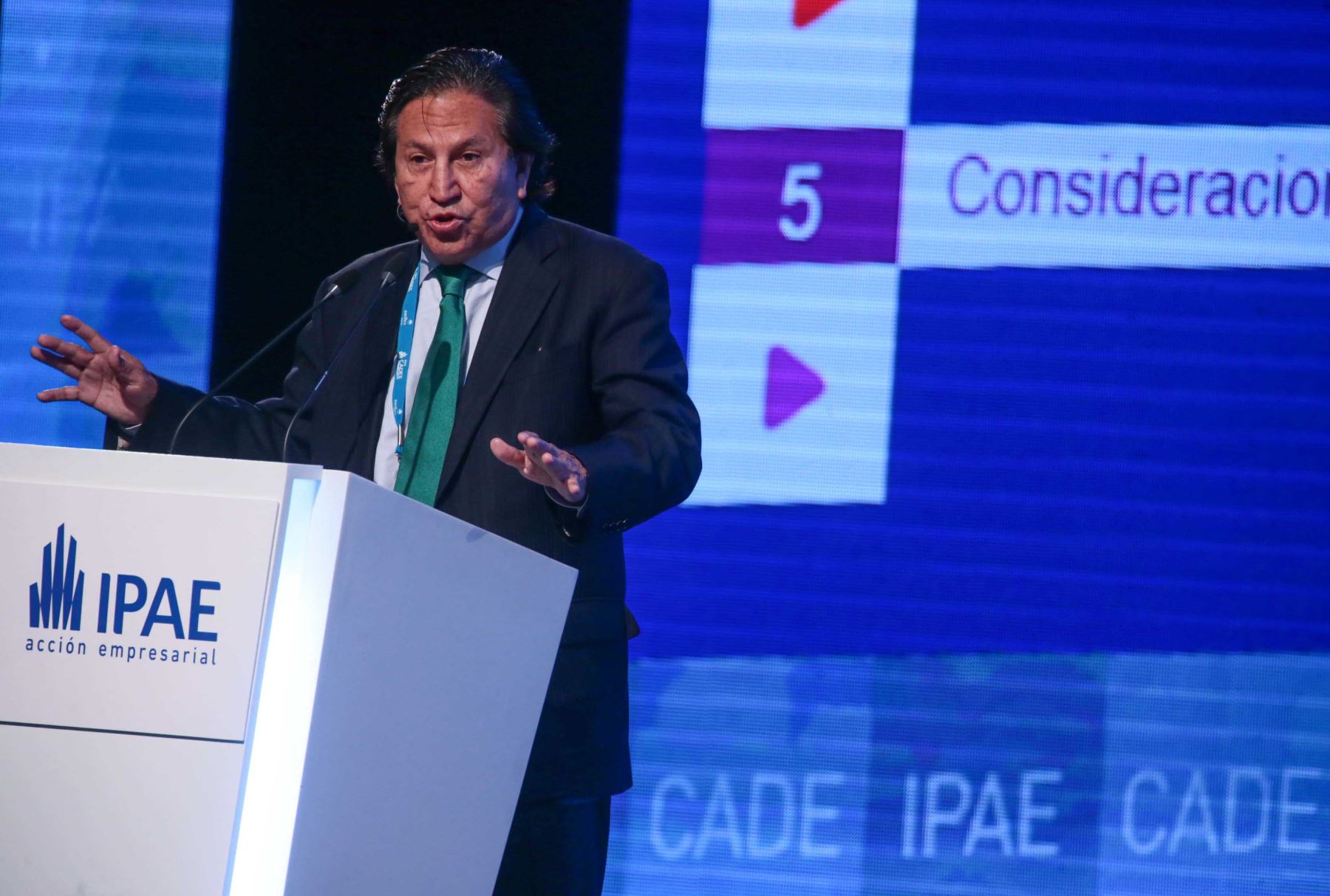 PARACAS-PERÚ, DICIEMBRE 04. El candidato Alejandro Toledo (Perú Posibe) se inicia en Paracas la presentación de aspirantes a la Presidencia de la República en las elecciones 2016, en la Conferencia Anual de Ejecutivos (CADE) 2015 Foto: ANDINA/ Carlos Lezama