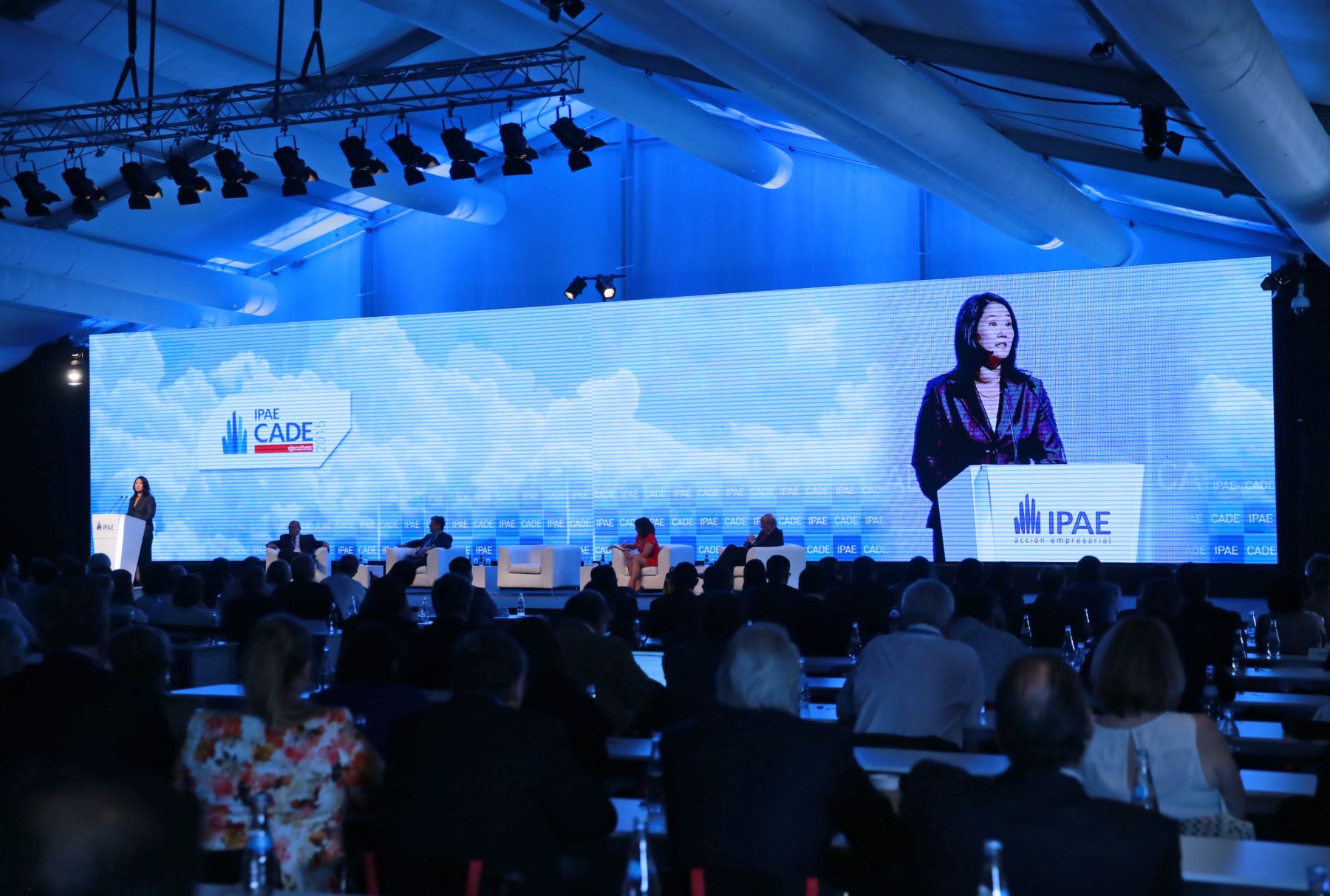 PARACAS-PERÚ, DICIEMBRE 04. La candidata presidencial por Fuerza Popular, Keiko Fujimori, expone en la conferencia Anual de Ejecutivos (CADE) 2015 Foto: ANDINA/ Carlos Lezama