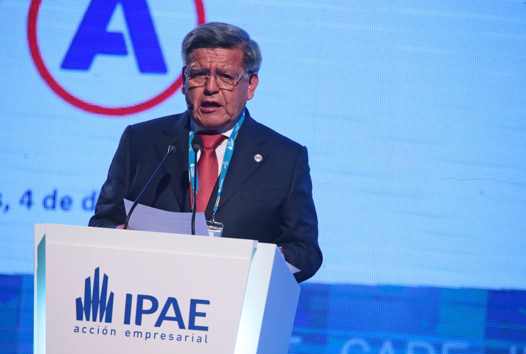 PARACAS-PERÚ, DICIEMBRE 04. El candidato de Alianza para el Progreso, César Acuña, expone en la conferencia Anual de Ejecutivos (CADE) 2015 Foto: ANDINA/ Carlos Lezama