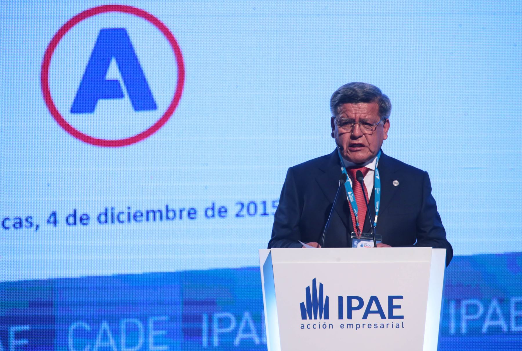 PARACAS-PERÚ, DICIEMBRE 04. El candidato de Alianza para el Progreso, César Acuña, expone en la conferencia Anual de Ejecutivos (CADE) 2015 Foto: ANDINA/ Carlos Lezama