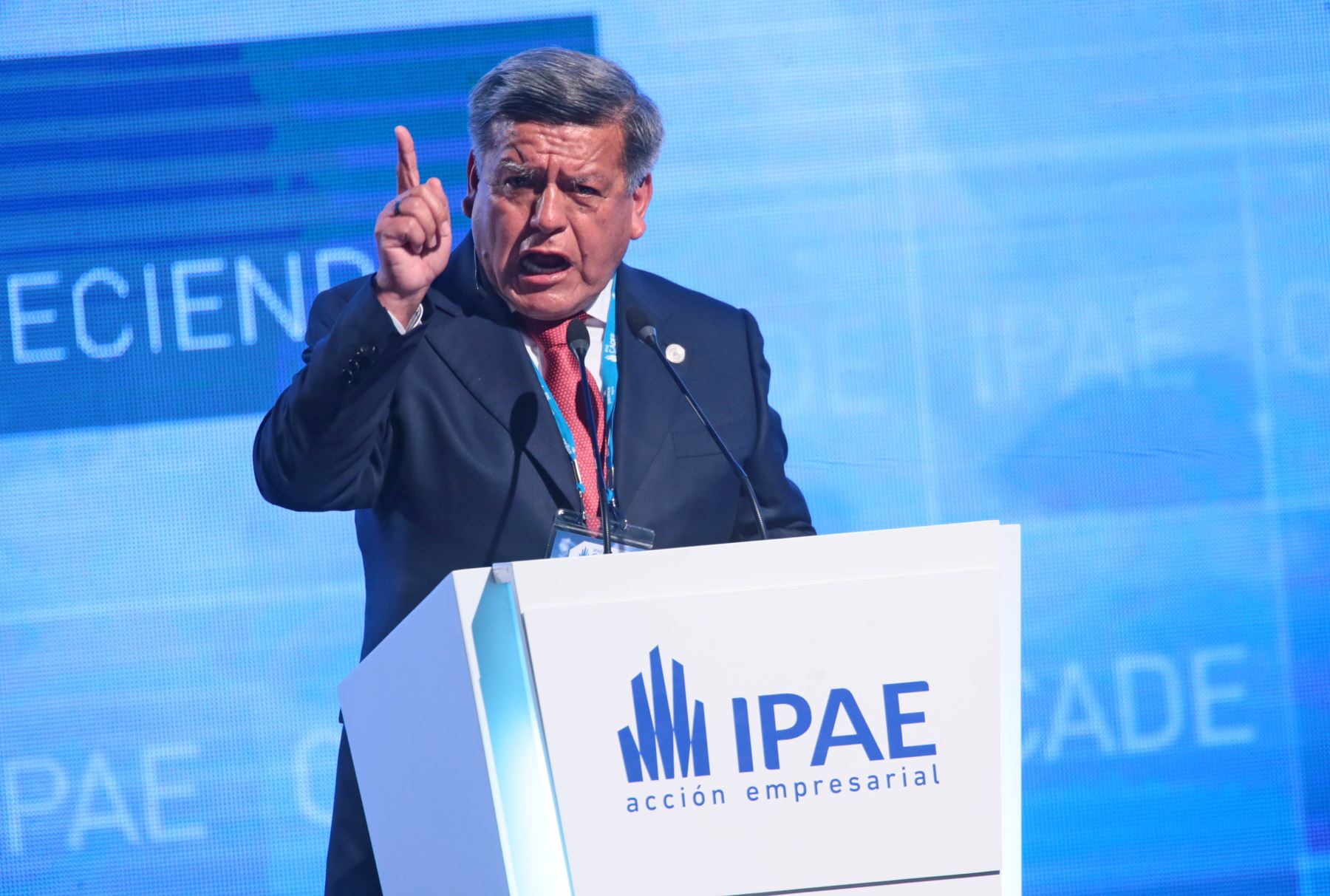 PARACAS-PERÚ, DICIEMBRE 04. El candidato de Alianza para el Progreso, César Acuña, expone en la conferencia Anual de Ejecutivos (CADE) 2015 Foto: ANDINA/ Carlos Lezama