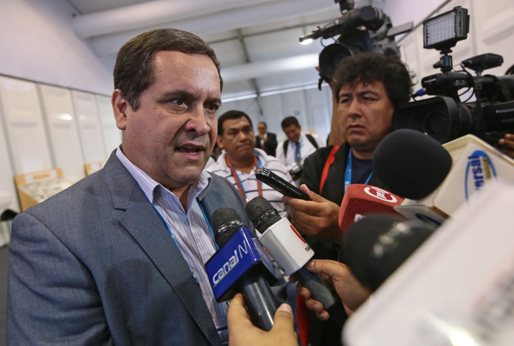 PARACAS-PERÚ, DICIEMBRE 04. El presidente del Congreso, Luis Iberico, declara a la prensa en la conferencia Anual de Ejecutivos (CADE) 2015 Foto: ANDINA/ Carlos Lezama