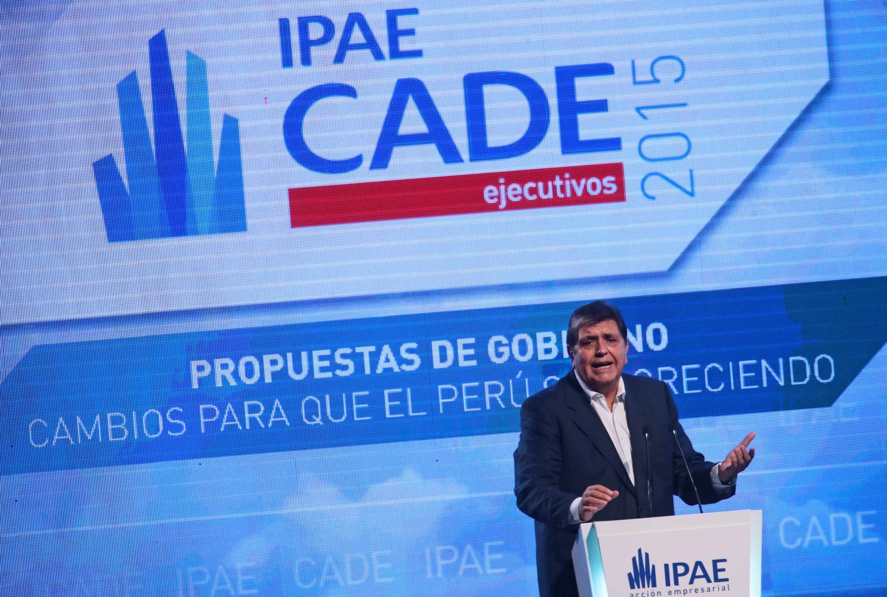PARACAS-PERÚ, DICIEMBRE 04.El candidato a la presidencia por el partido aprista peruano (APRA), Alan García, expone en la Conferencia Anual de Ejecutivos (CADE) 2015. Foto: ANDINA/ Carlos Lezama