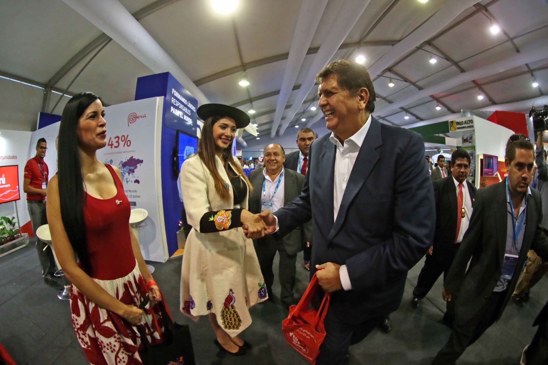 PARACAS-PERÚ, DICIEMBRE 04.El candidato a la presidencia por el partido aprista peruano (APRA), Alan García, en la Conferencia Anual de Ejecutivos (CADE) 2015. Foto: ANDINA/ Carlos Lezama