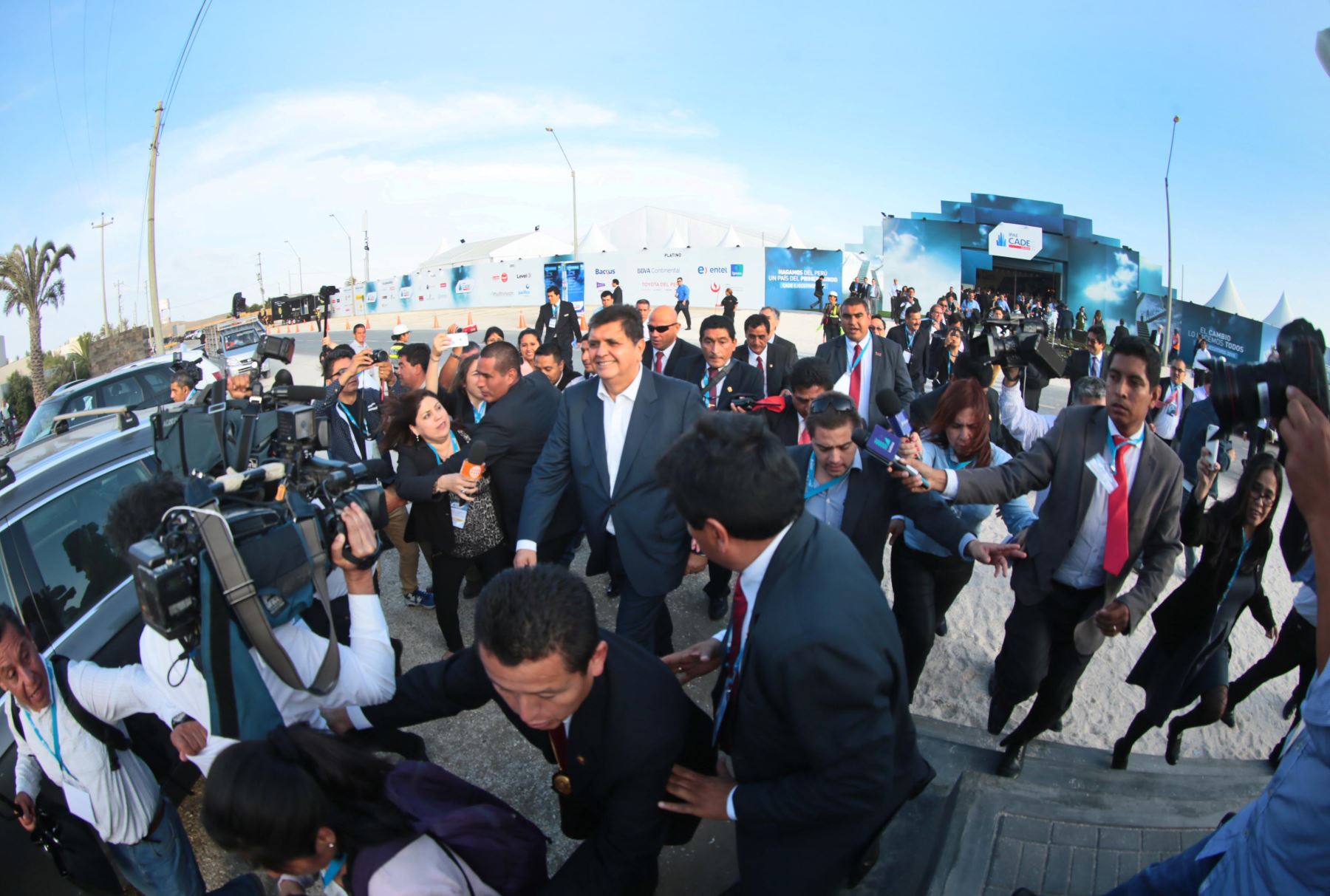 PARACAS-PERÚ, DICIEMBRE 04.El candidato a la presidencia por el partido aprista peruano (APRA), Alan García, en la Conferencia Anual de Ejecutivos (CADE) 2015. Foto: ANDINA/ Carlos Lezama