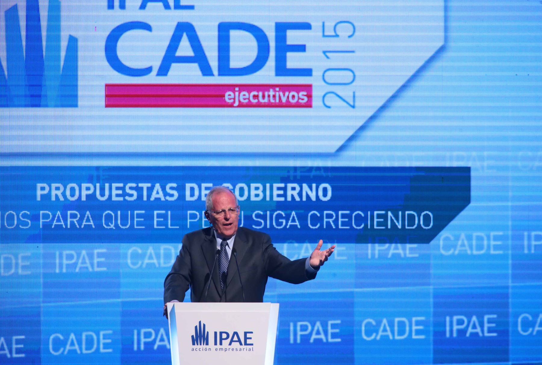 PARACAS-PERÚ, DICIEMBRE 04.El candidato a la presidencia de Peruanos por el Kambio (PPK), Pedro Pablo Kuczynski, expone en la Conferencia Anual de Ejecutivos (CADE) 2015. Foto: ANDINA/ Carlos Lezama