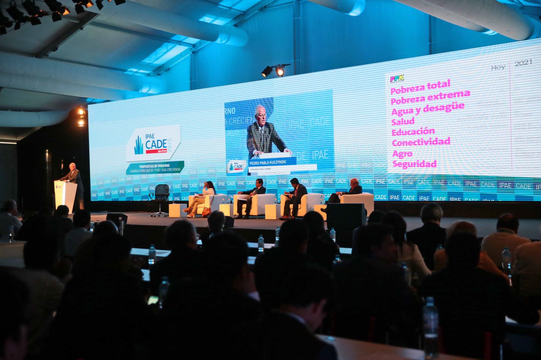 PARACAS-PERÚ, DICIEMBRE 04.El candidato a la presidencia de Peruanos por el Kambio (PPK), Pedro Pablo Kuczynski, expone en la Conferencia Anual de Ejecutivos (CADE) 2015. Foto: ANDINA/ Carlos Lezama